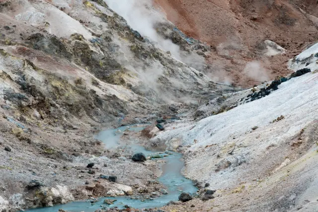 白煙を上げて湧き出す熱湯は、登別温泉の源泉としても知られる