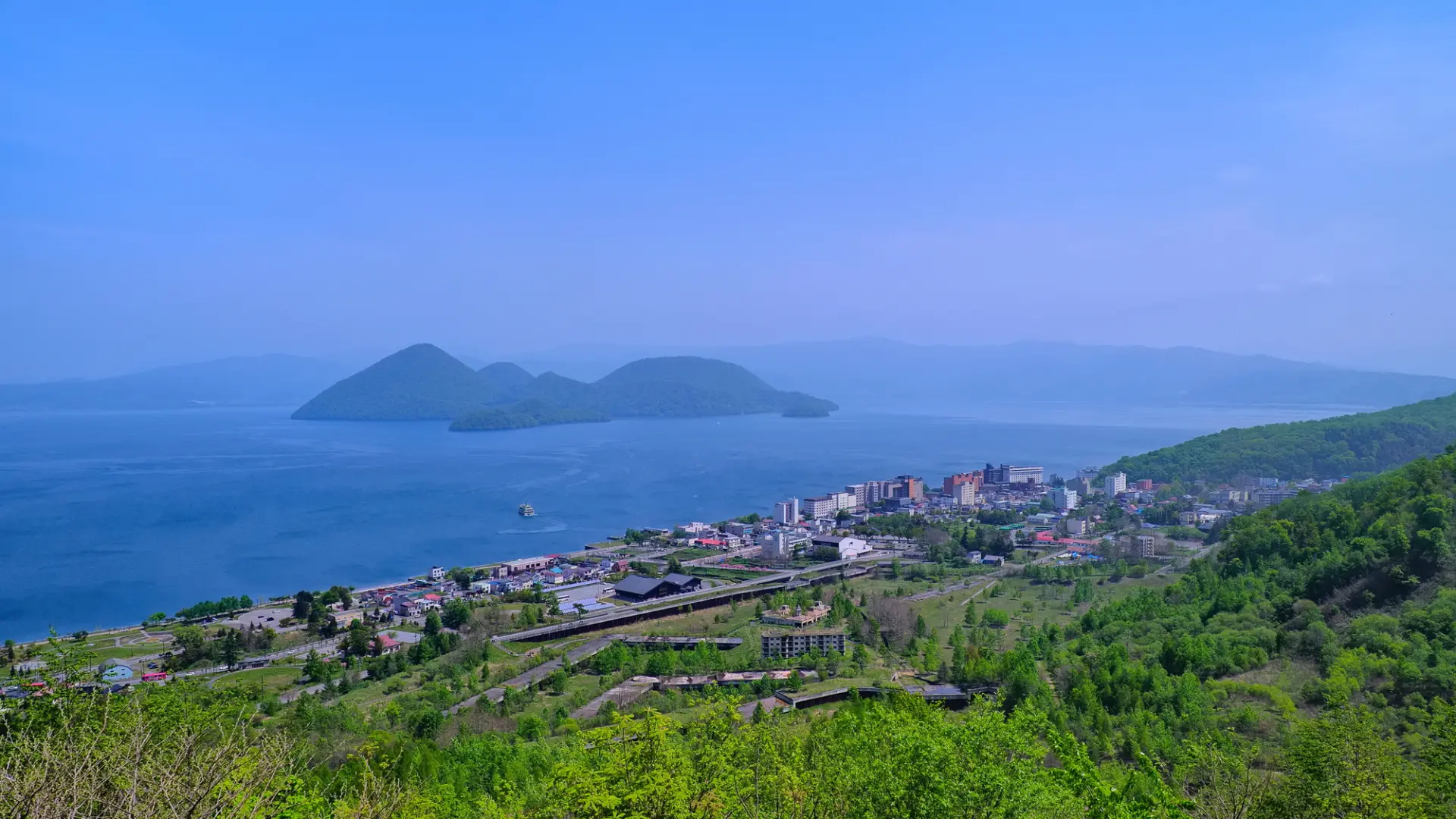 洞爺湖畔に広がる、北海道随一の規模と人気を誇る温泉街