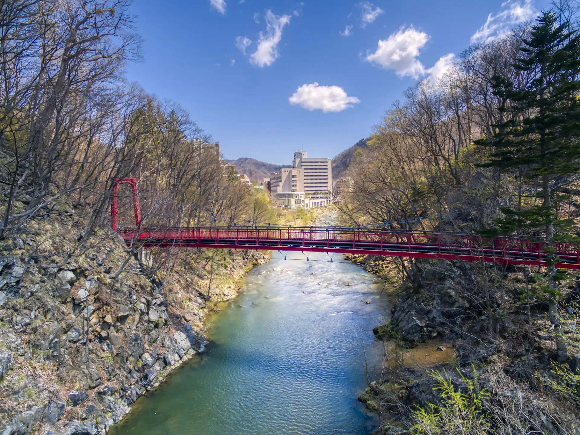 白井川と豊平川に削られてできた河岸に広がる温泉街