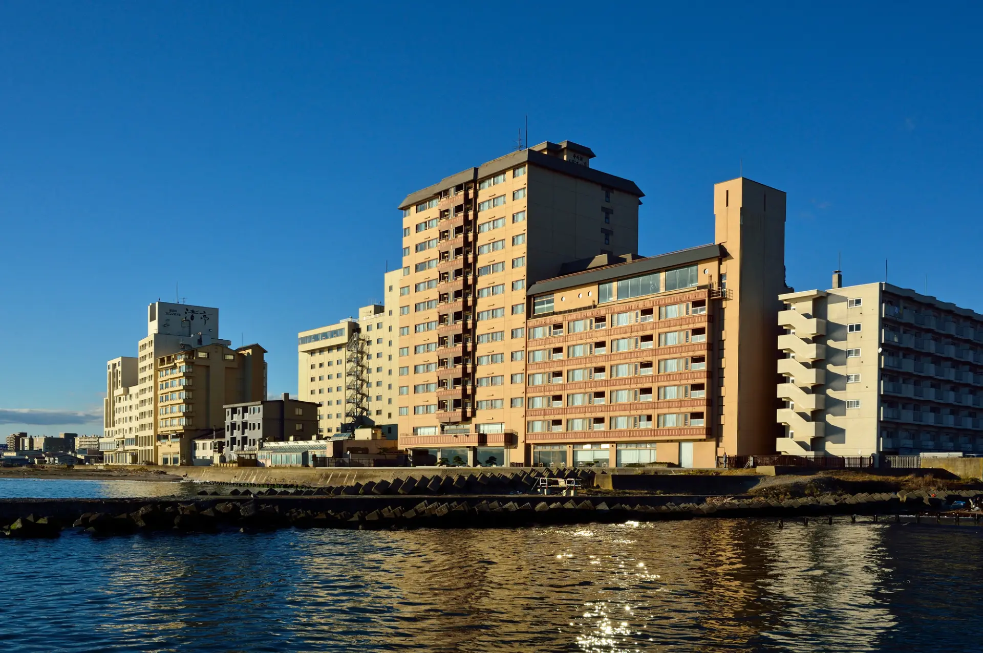函館空港から車で約5分、海沿いに広がる由緒ある温泉街