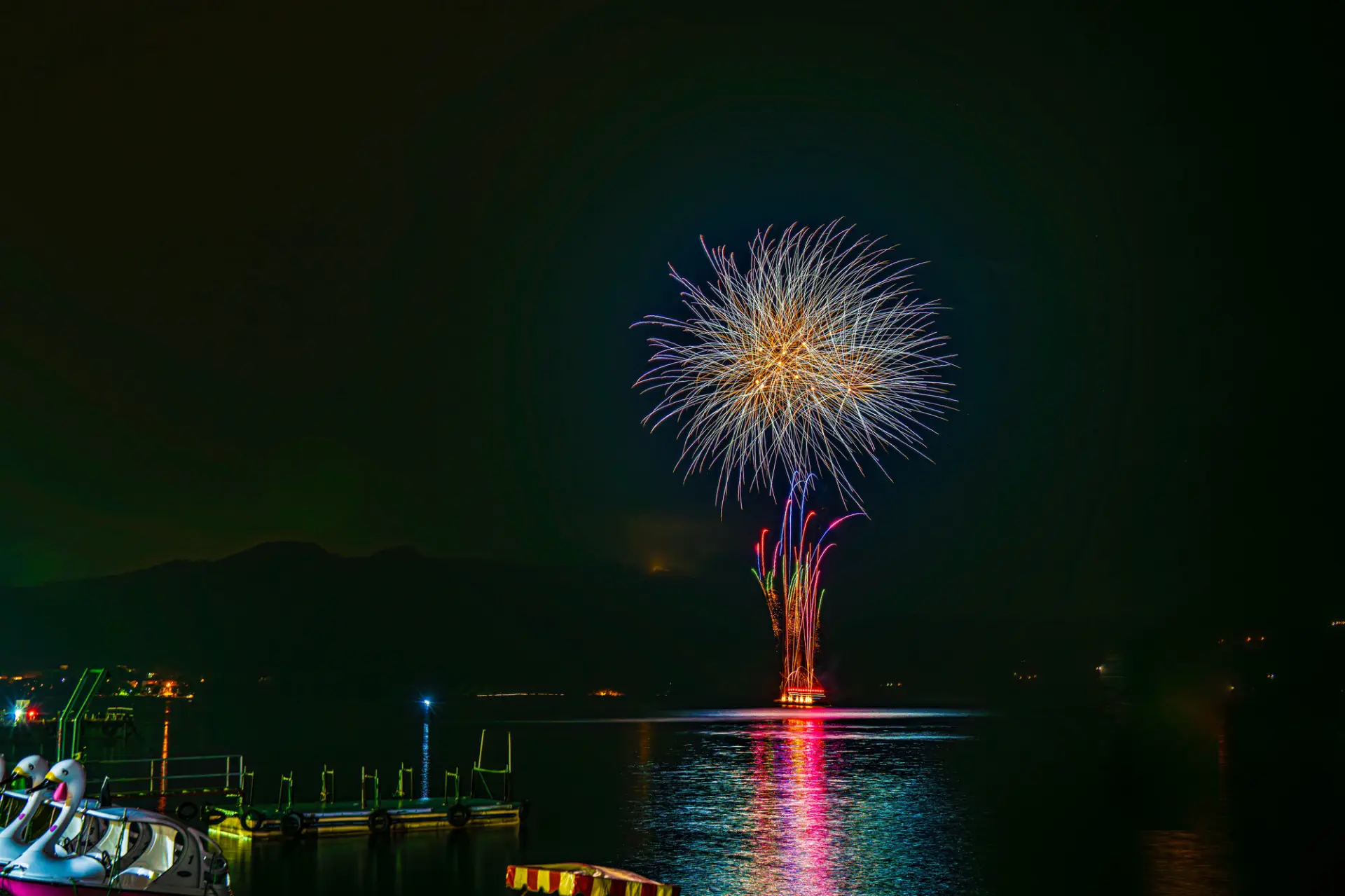 毎晩20時45分から約20分間、花火が打ち上げられる
