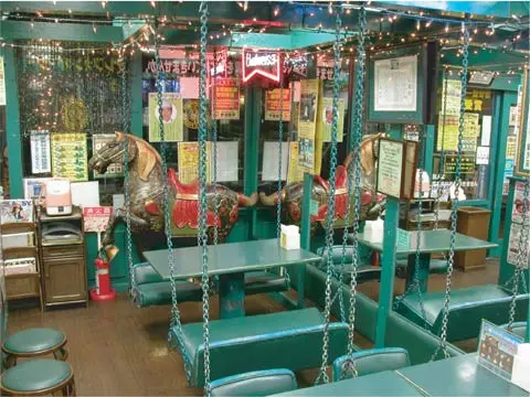 ブランコ席やメリーゴーラウンドの木馬を配したレトロな店内