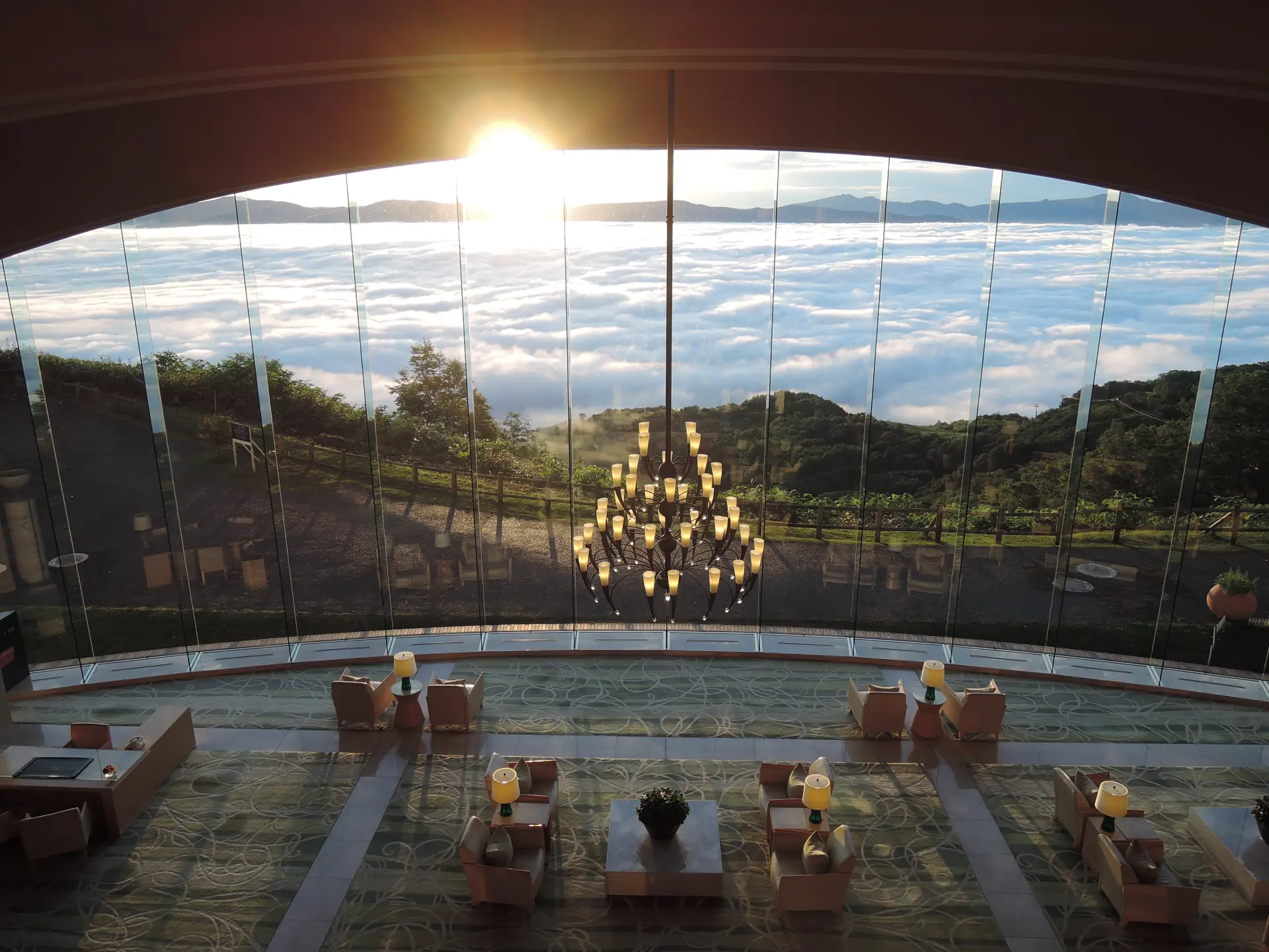 メインロビーからは壮大な自然の風景を一望できる