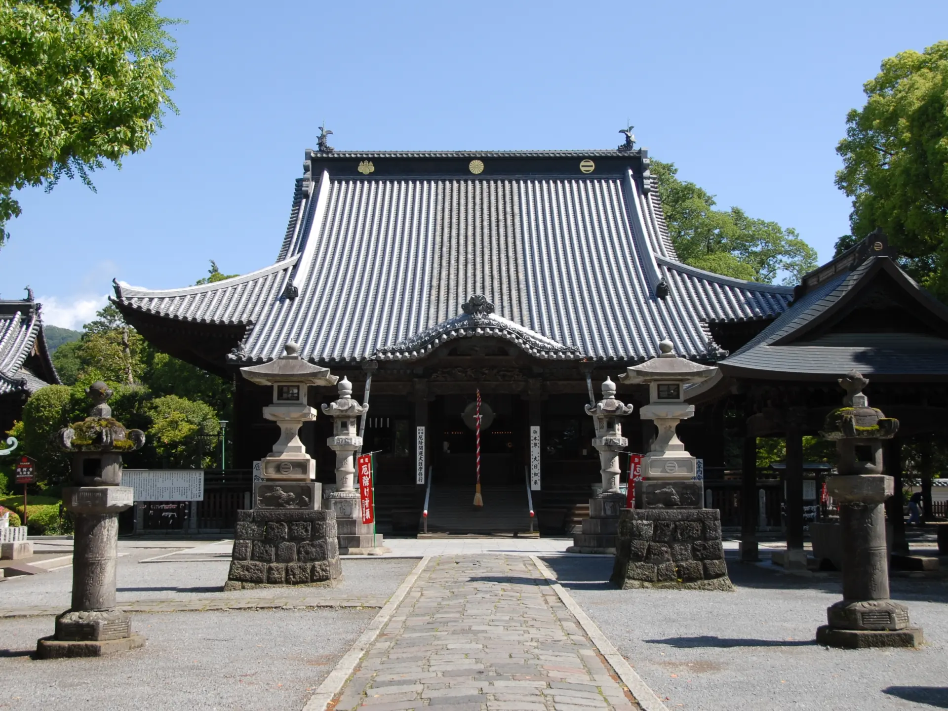 国宝に指定される鎌倉時代建立の本堂