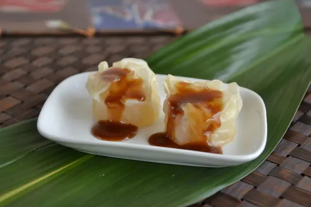 名物「足利シュウマイ」はソースをかけていただくのが特徴