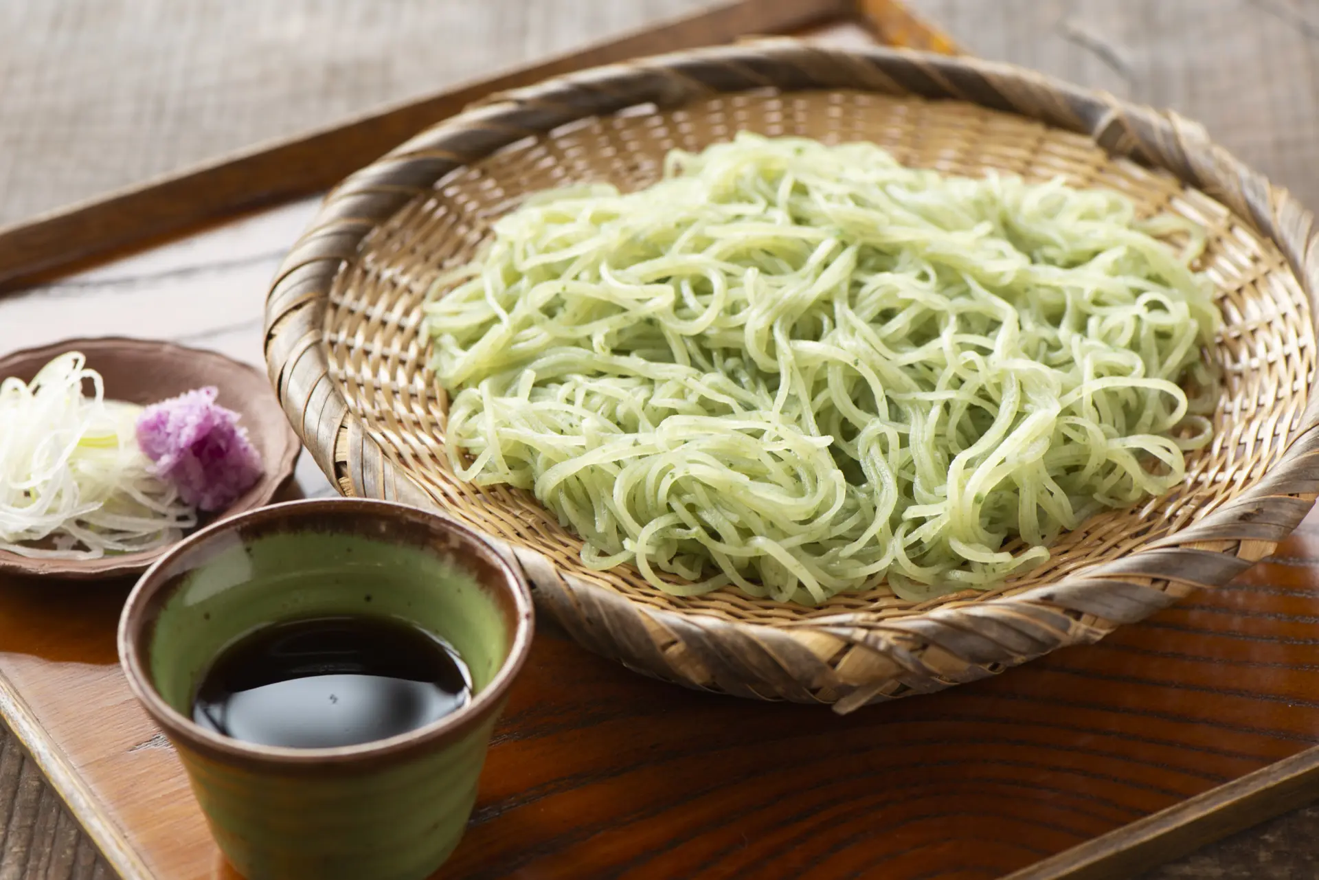 白いさらしな粉に打ち込まれた季節の食材で色づいた「季節の変わり蕎麦」は見た目も美しい