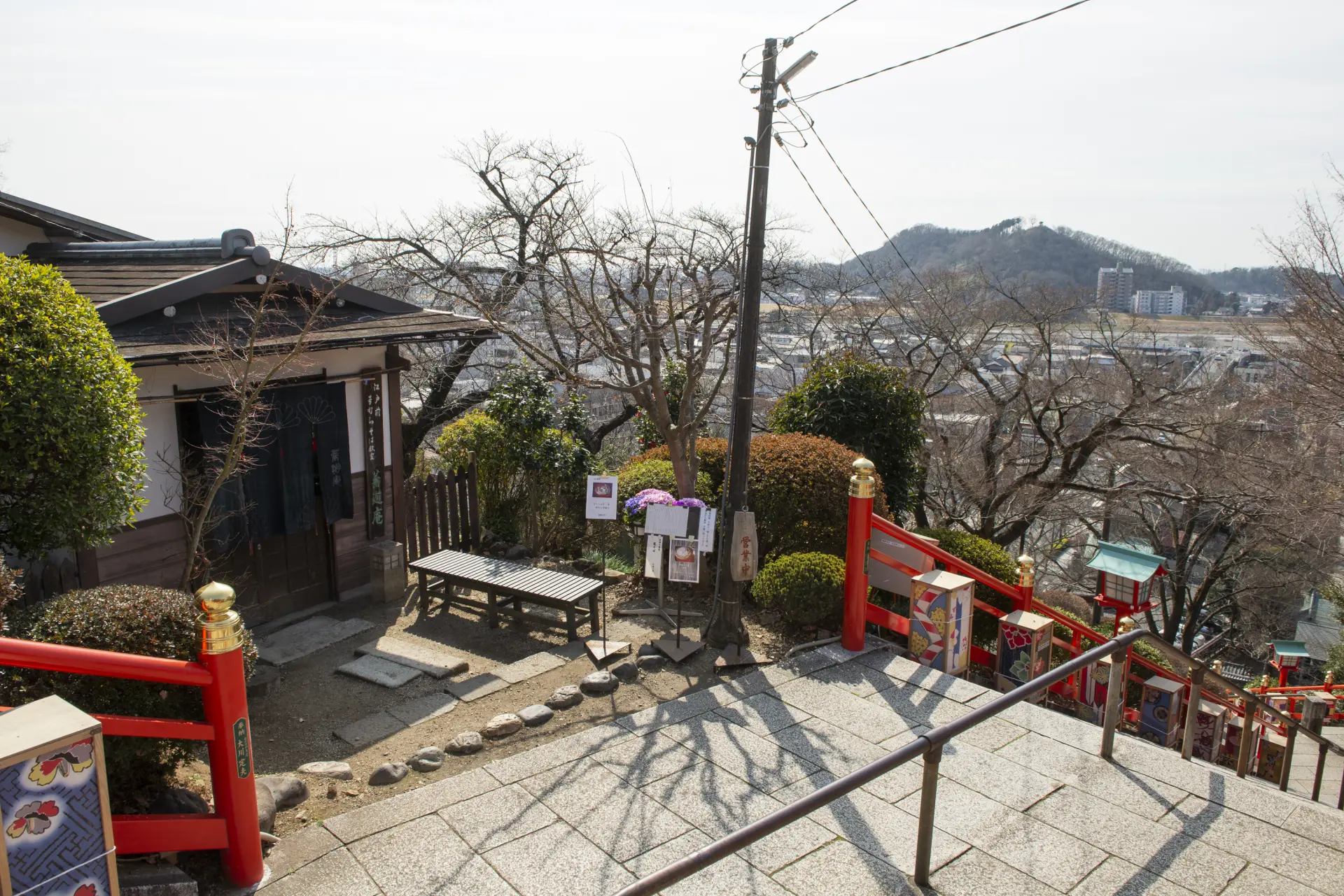 足利市街地を見下ろす足利織姫神社の中腹に位置