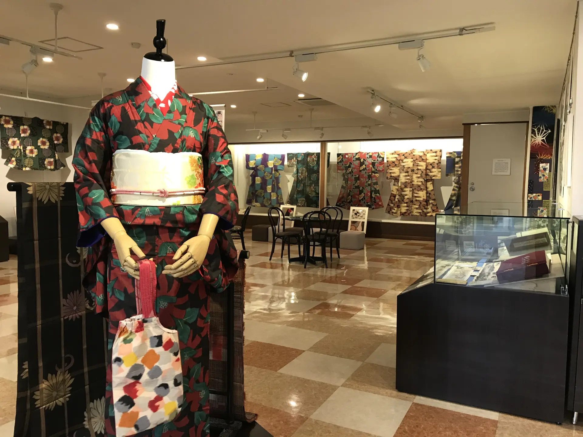 古くから織物の生産地として知られる足利織物の関係資料を展示