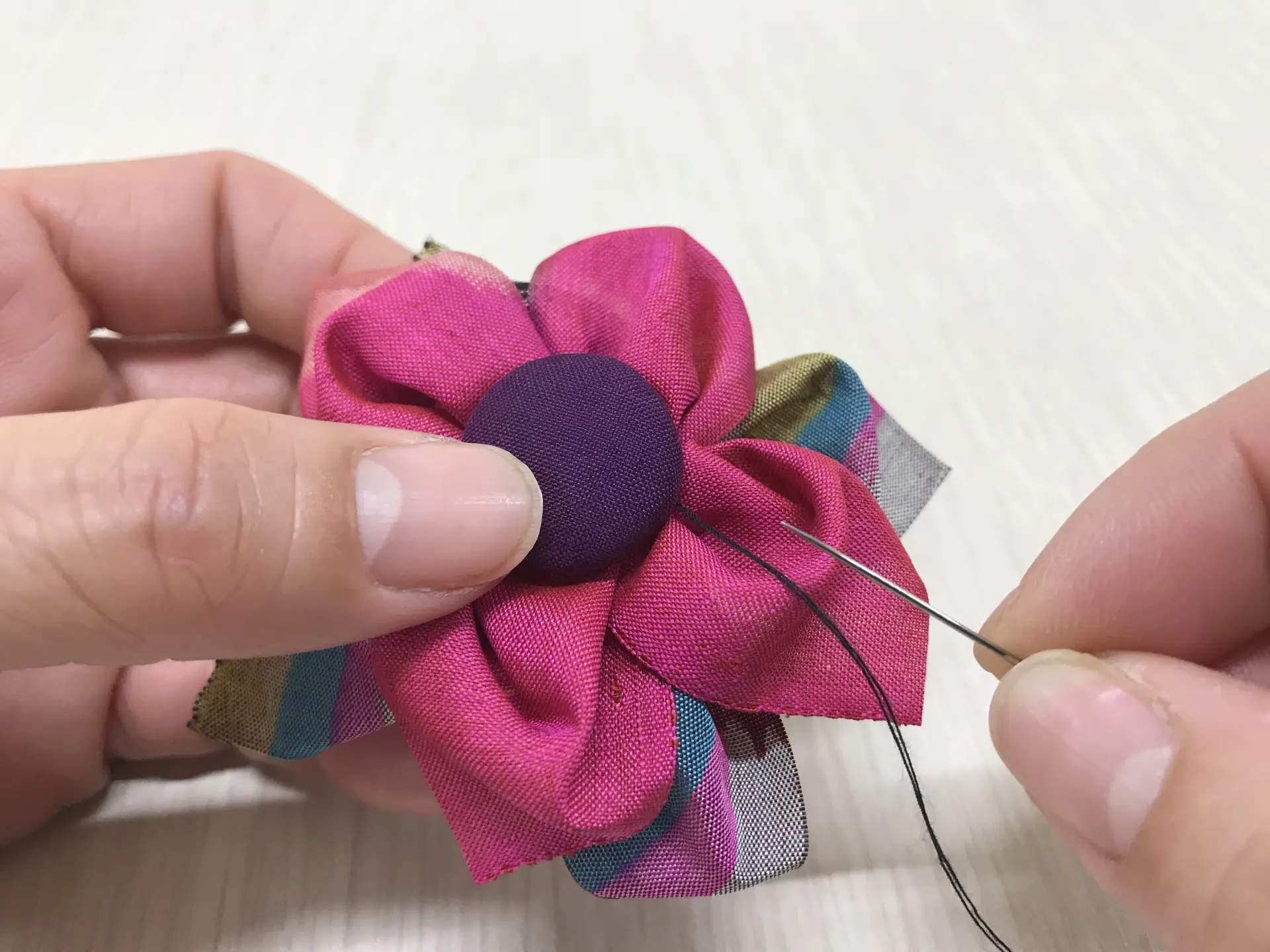 コサージュ作りのほか雪花染め体験など布にまつわる体験が揃う