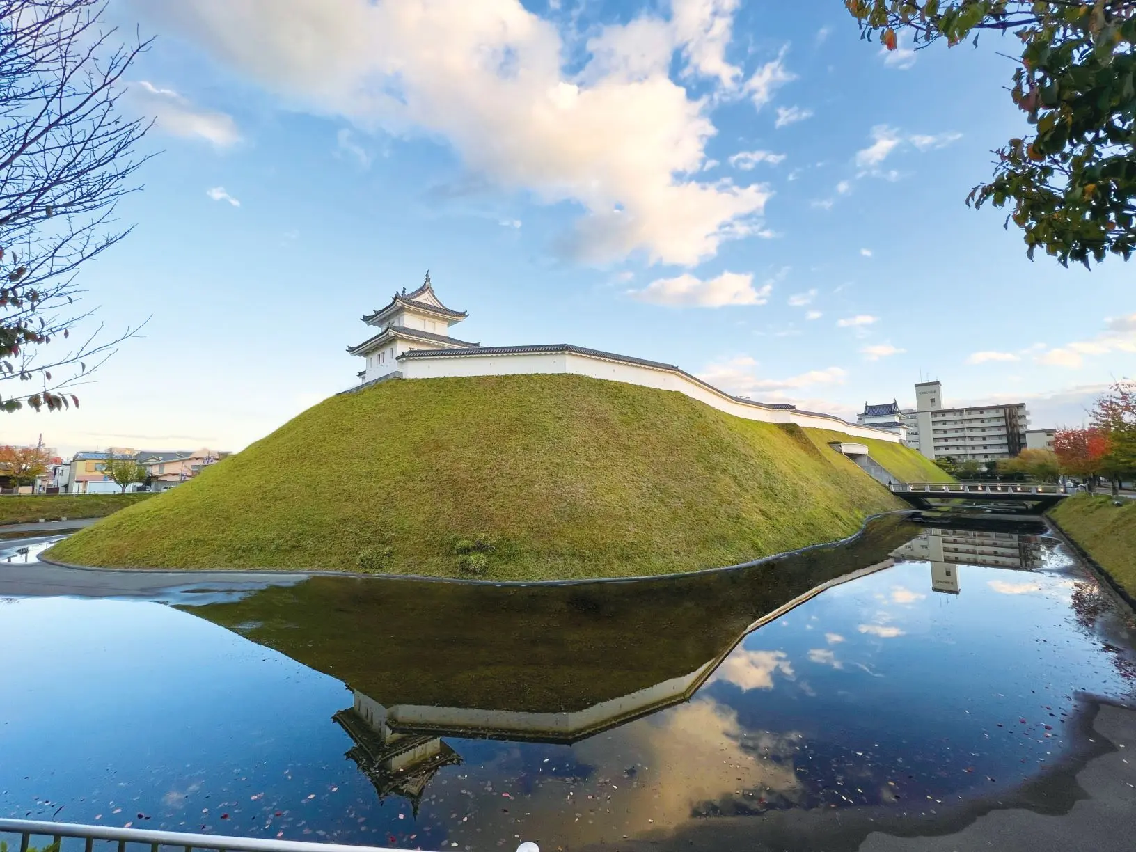 城の本丸西半分を再現、公園として整備した緑豊かな城址公園