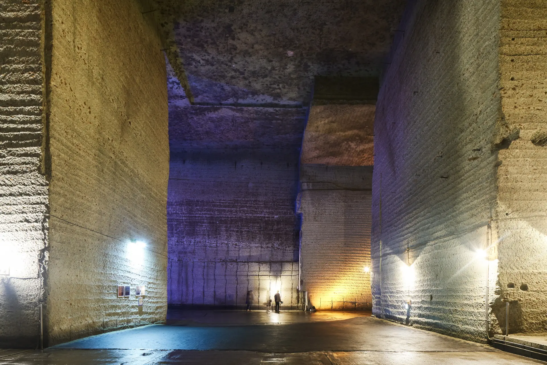 採掘城跡はライトアップのほか、アート作品の展示やプロジェクションマッピングなども行われている