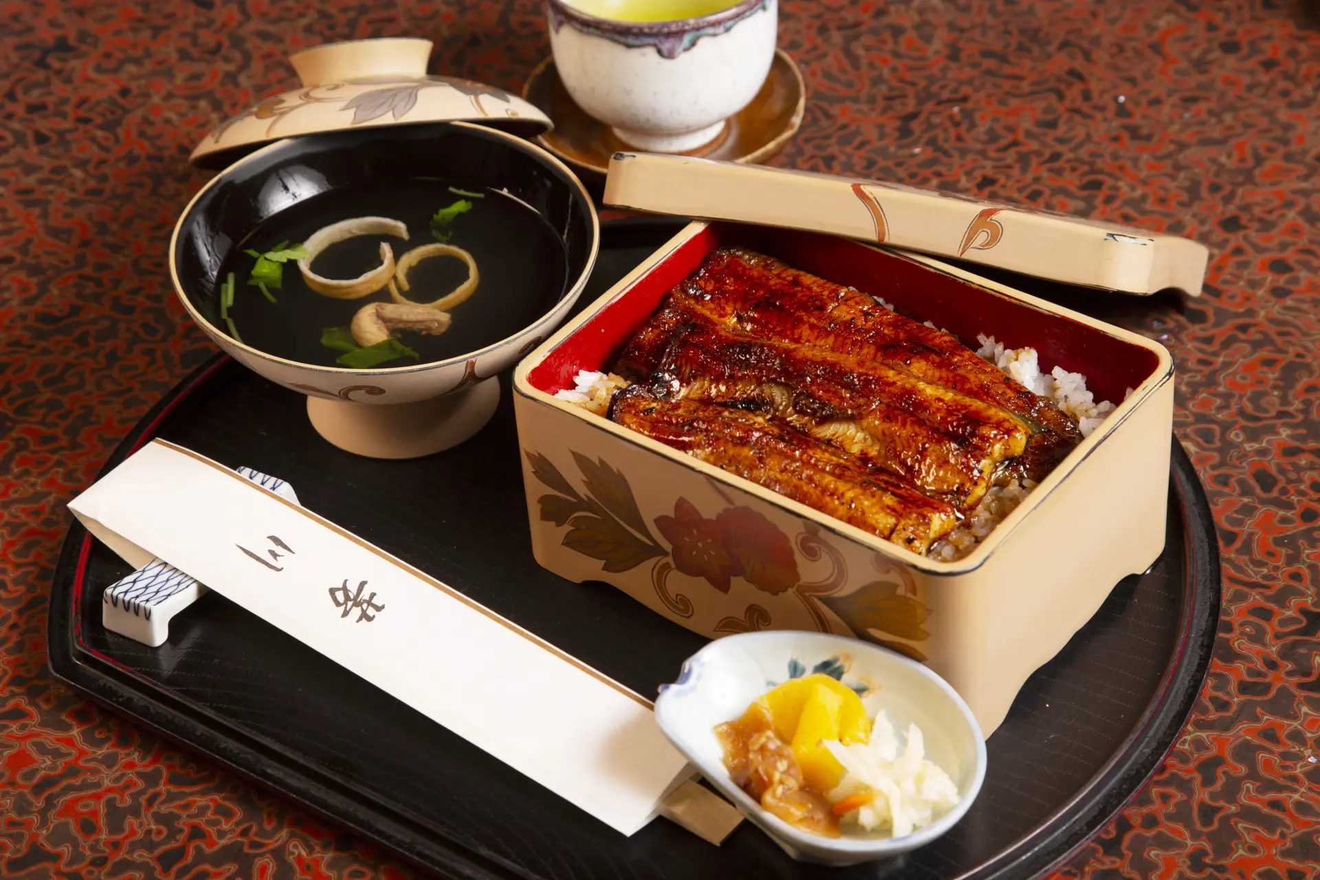 鰻魚柔嫩蓬鬆的關鍵，在於「蒸」的工序