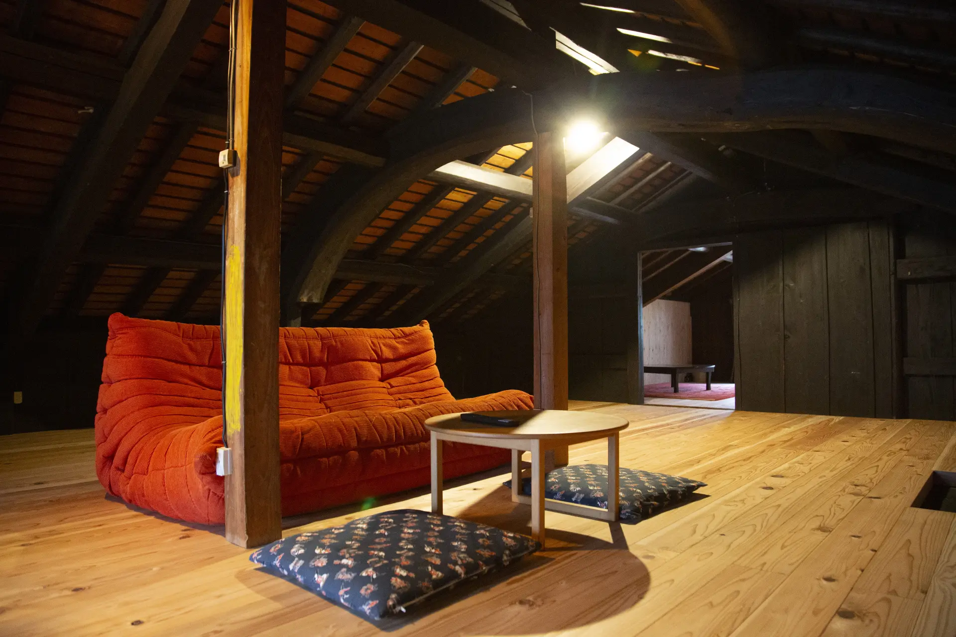 配合屋頂坡度裁切而成的彎曲樑木，保留著當年的建築手法