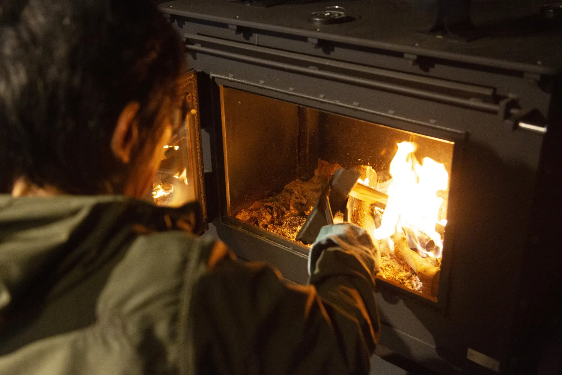 冬季則以柴火爐與暖桌取暖過冬