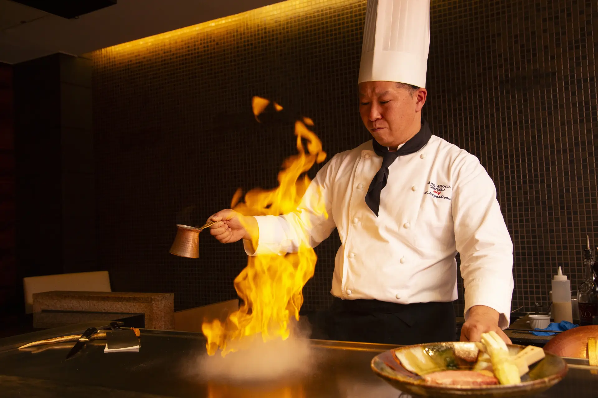 使用嚴選靜岡食材，由主廚在客人眼前現場調理