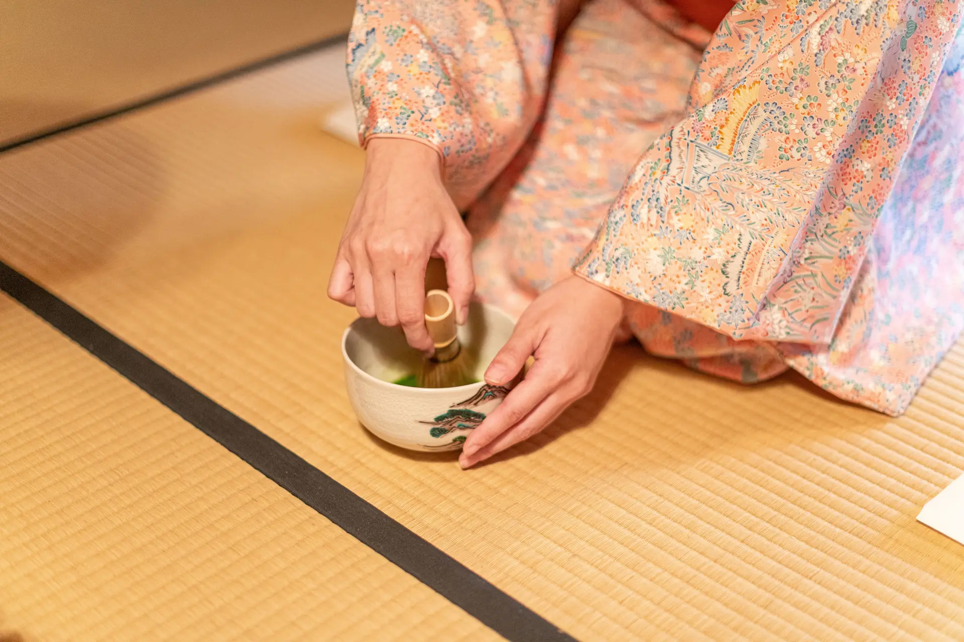 浴衣か着物を着てお点前を体験できる