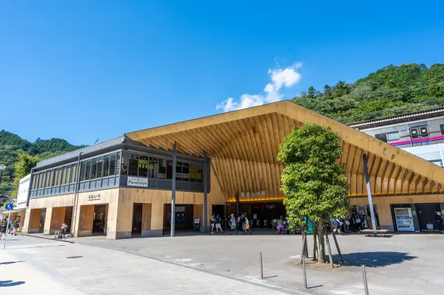A free shuttle bus runs from Takaosanguchi Station.