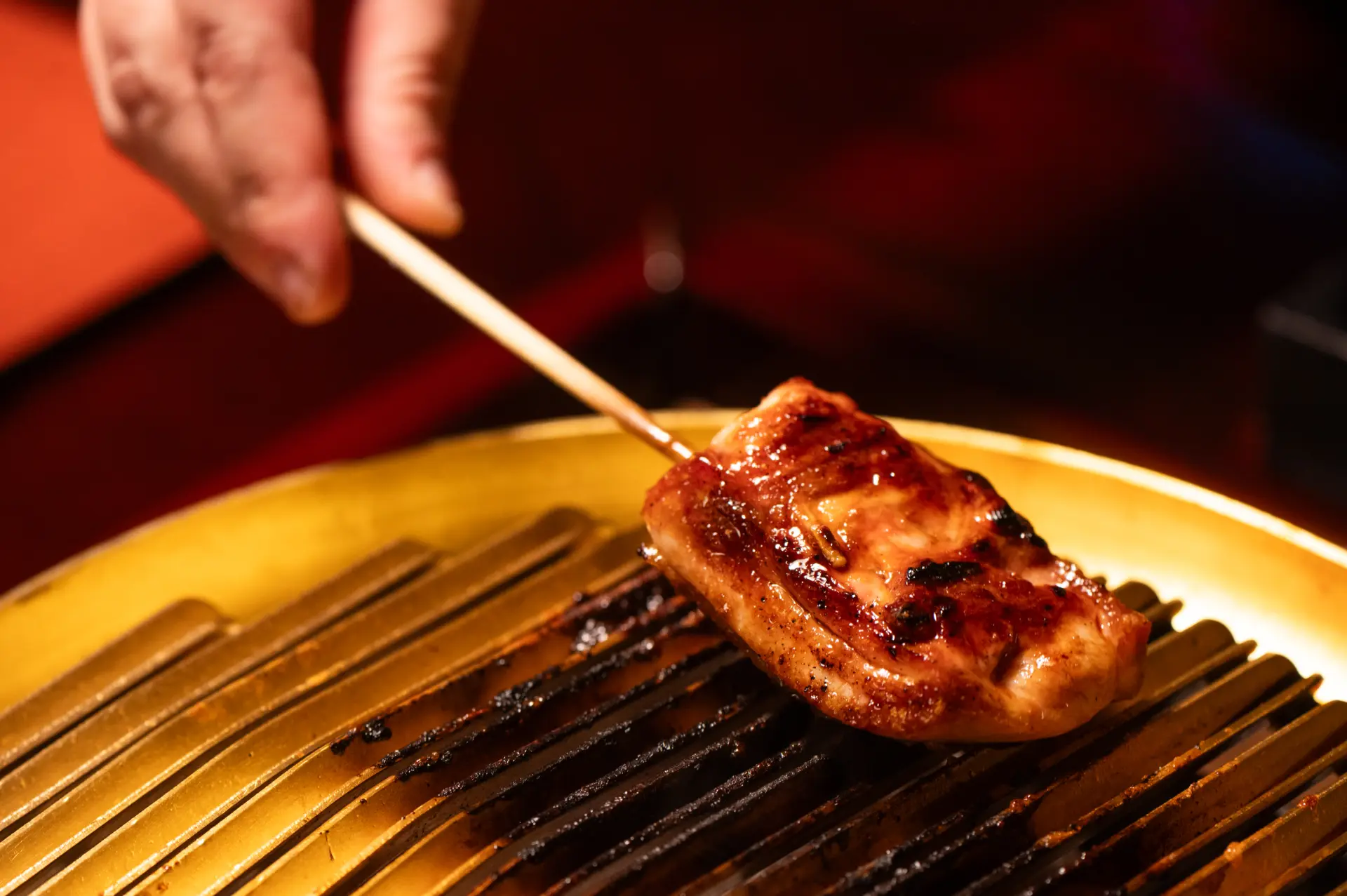 契約農場平飼放養的雞肉，用炭火烤得香氣四溢