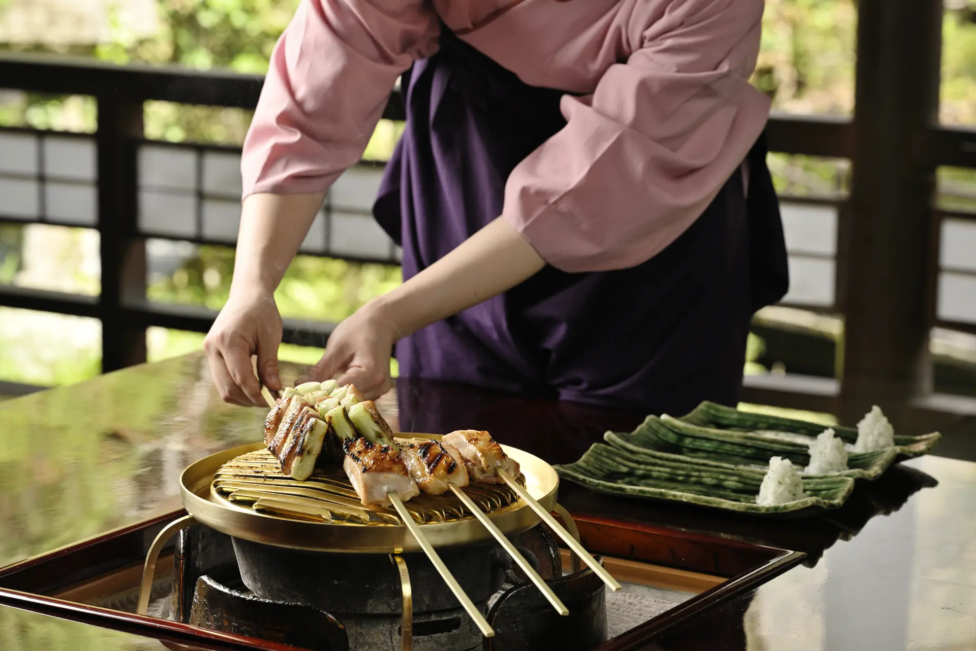 服務人員在面前現烤的炭火燒