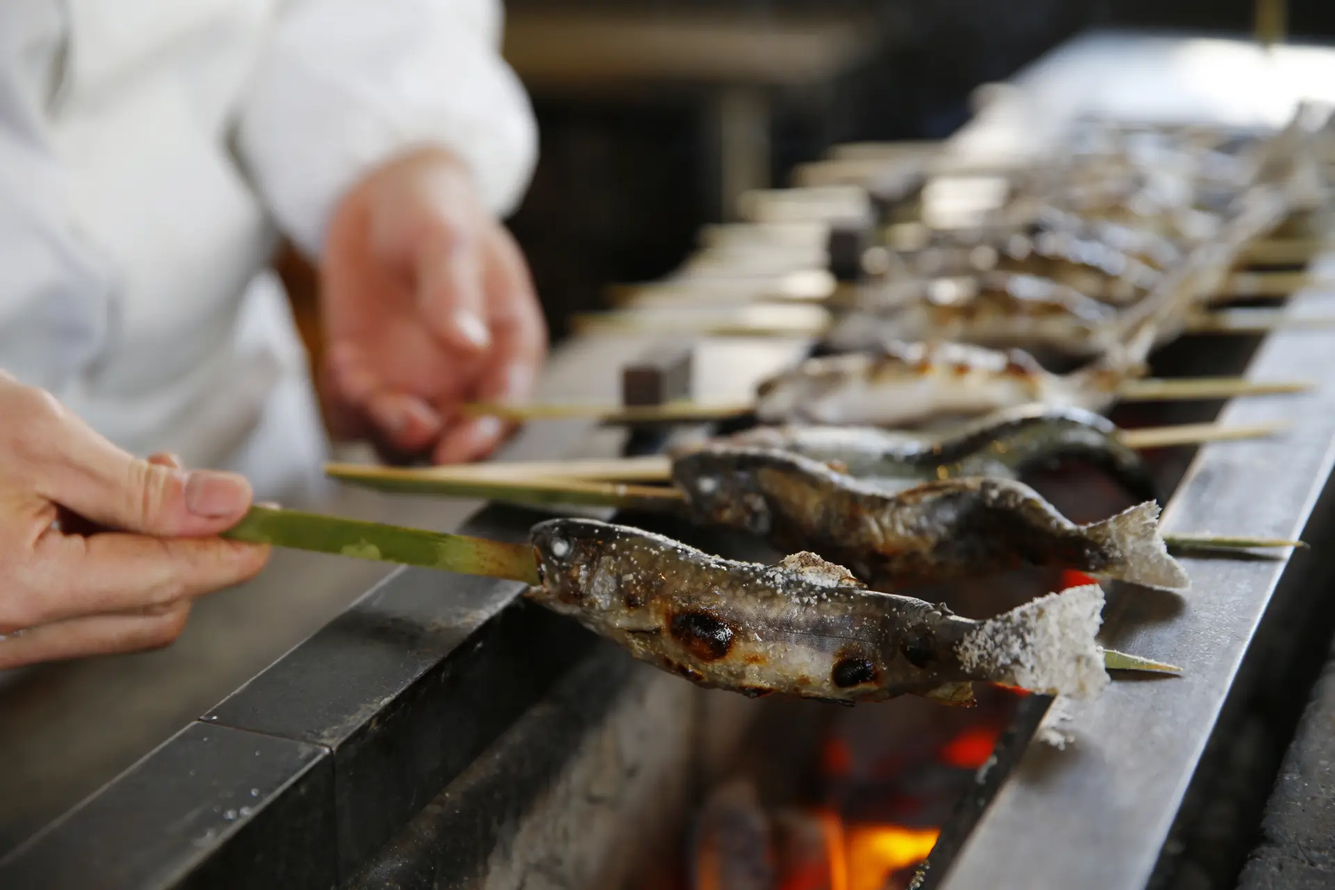 能品嚐鹽烤的香魚或櫻鱒等季節河魚