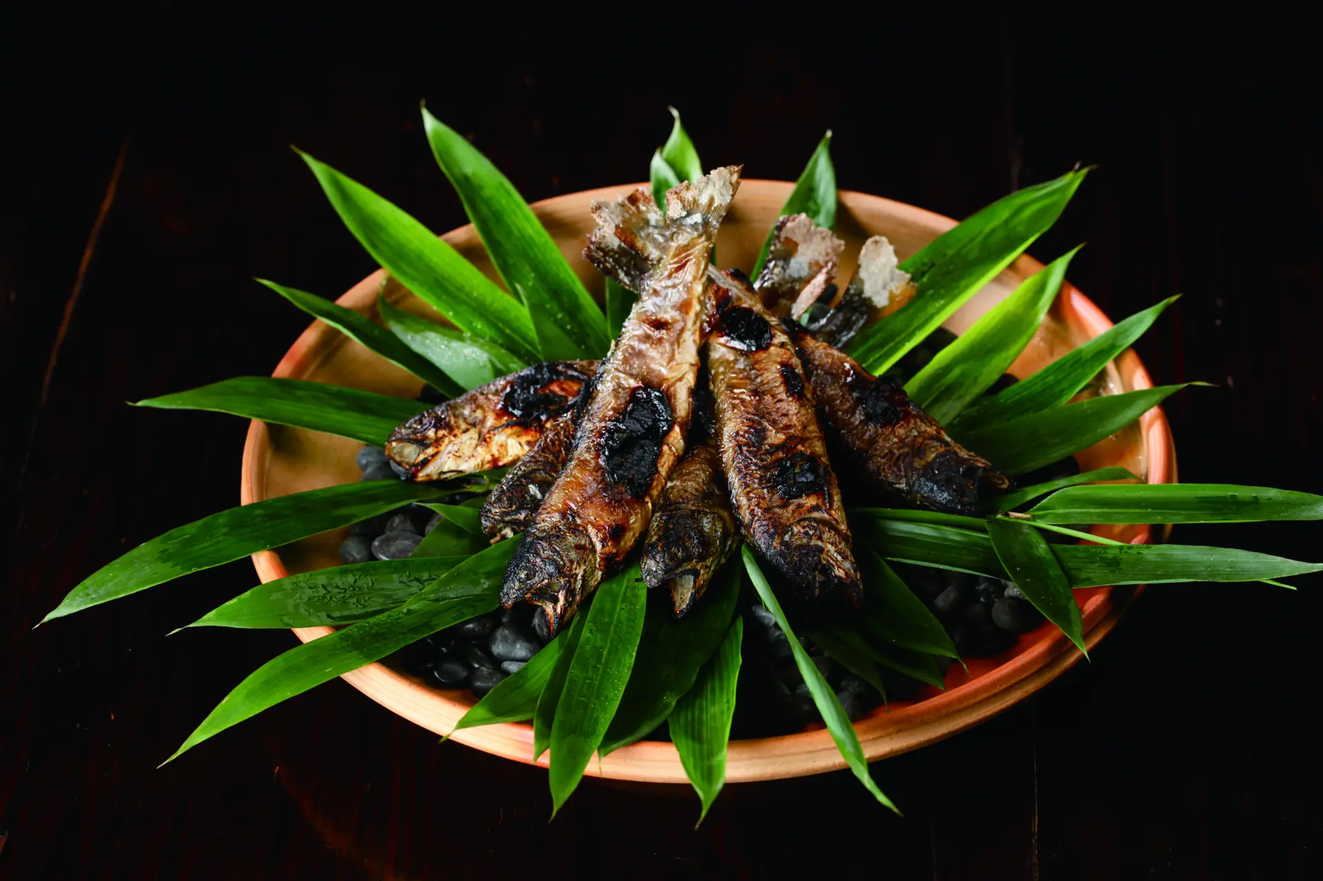 由熟練料理人精心燒烤的「鹽烤川魚」風味獨特