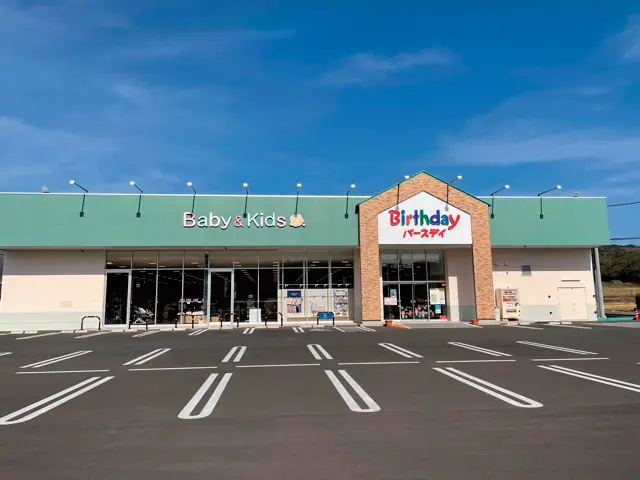 ตัวร้าน “Birthday” ภายนอก