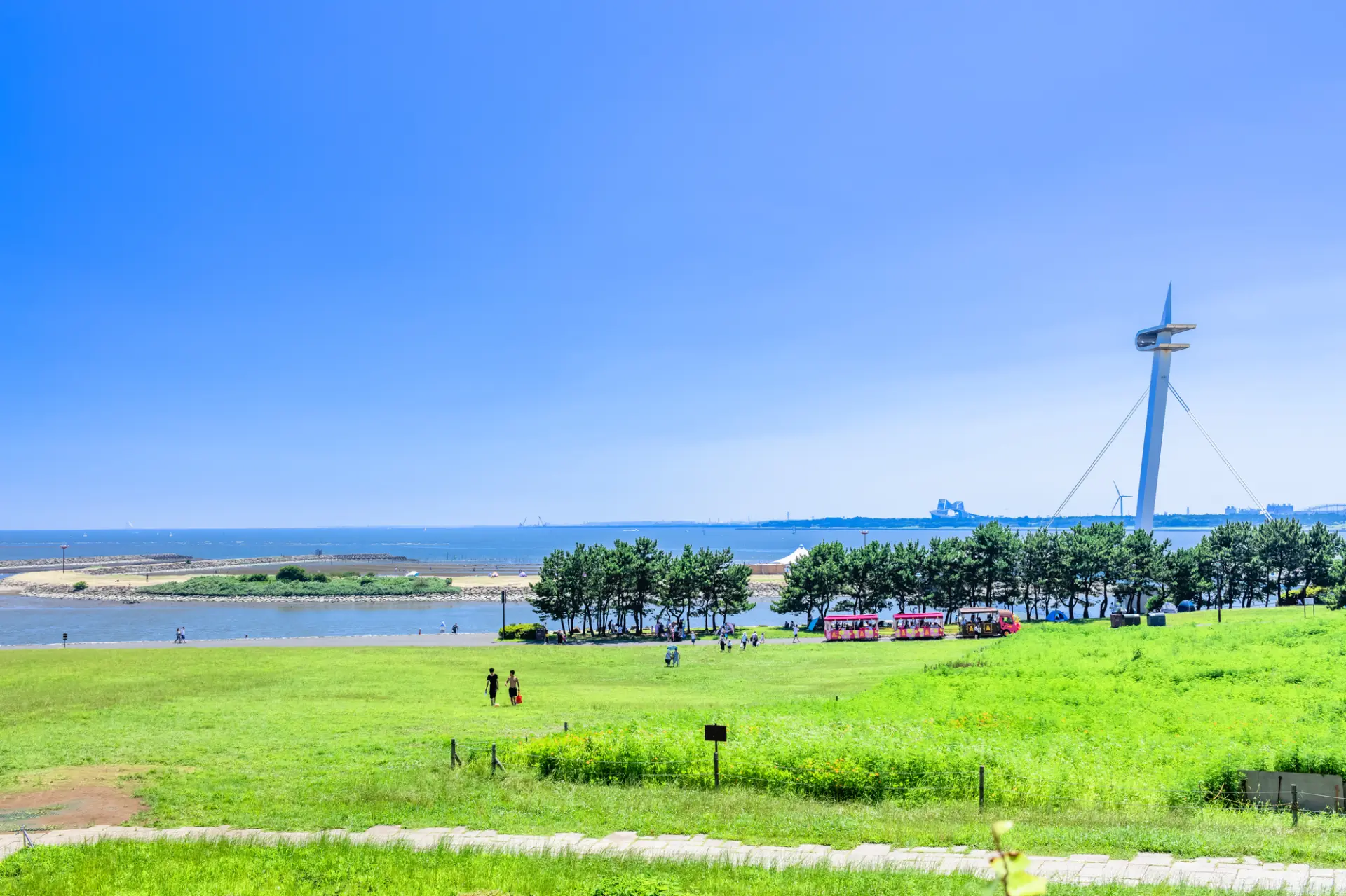 海辺の開放的な景色を楽しみながら、園内を散策できる