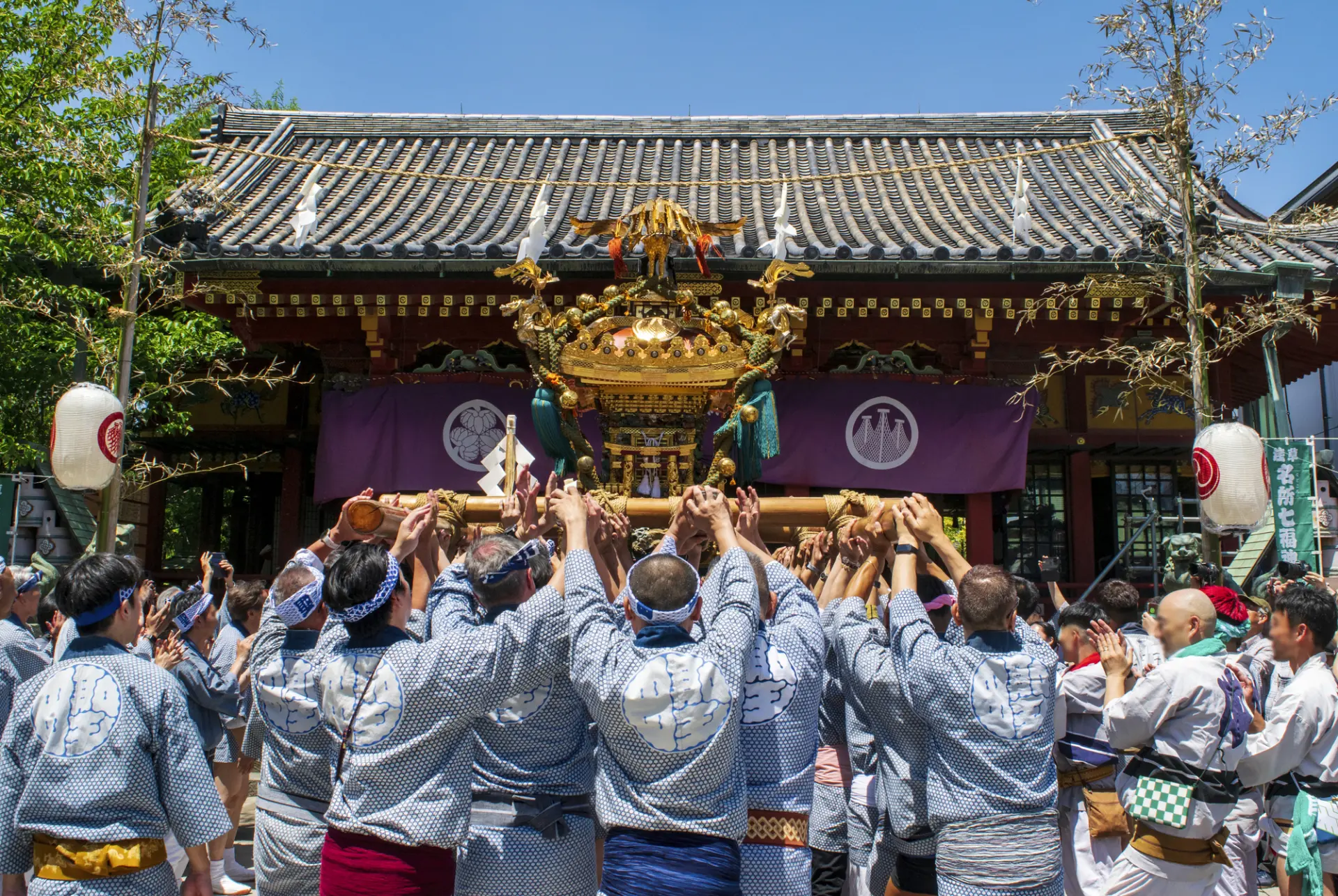 宮神輿を曳き台に乗せて各町を巡行する、最終日の本社神輿各町移御