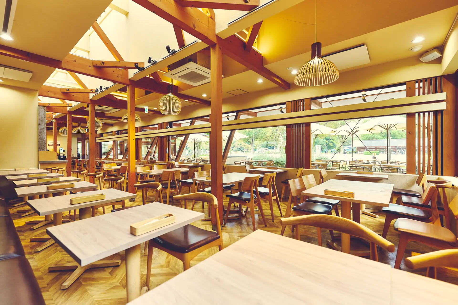 一面ガラス張りの窓から柔な陽光が差し込む店内