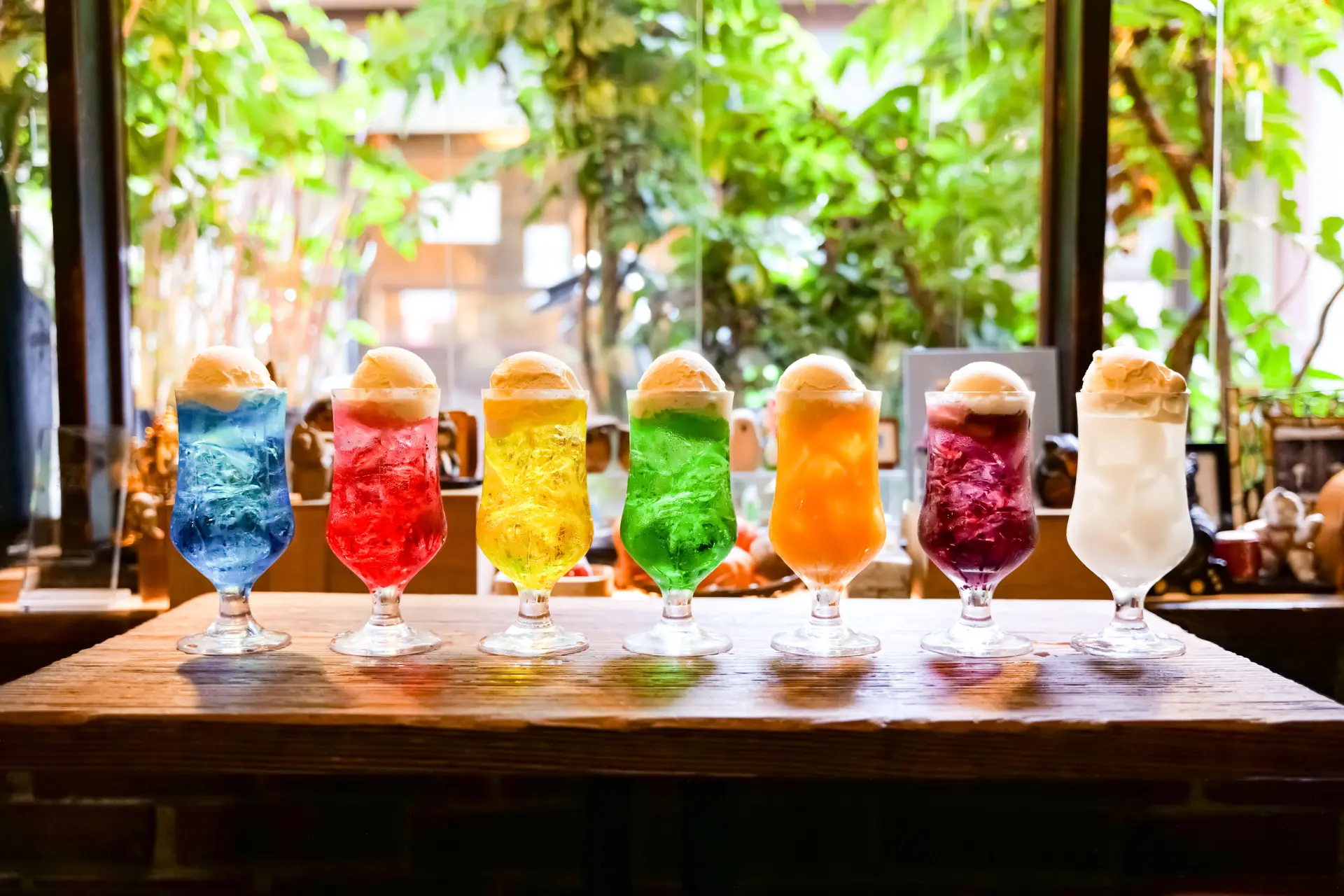 SNSでも話題の7色のクリームソーダ