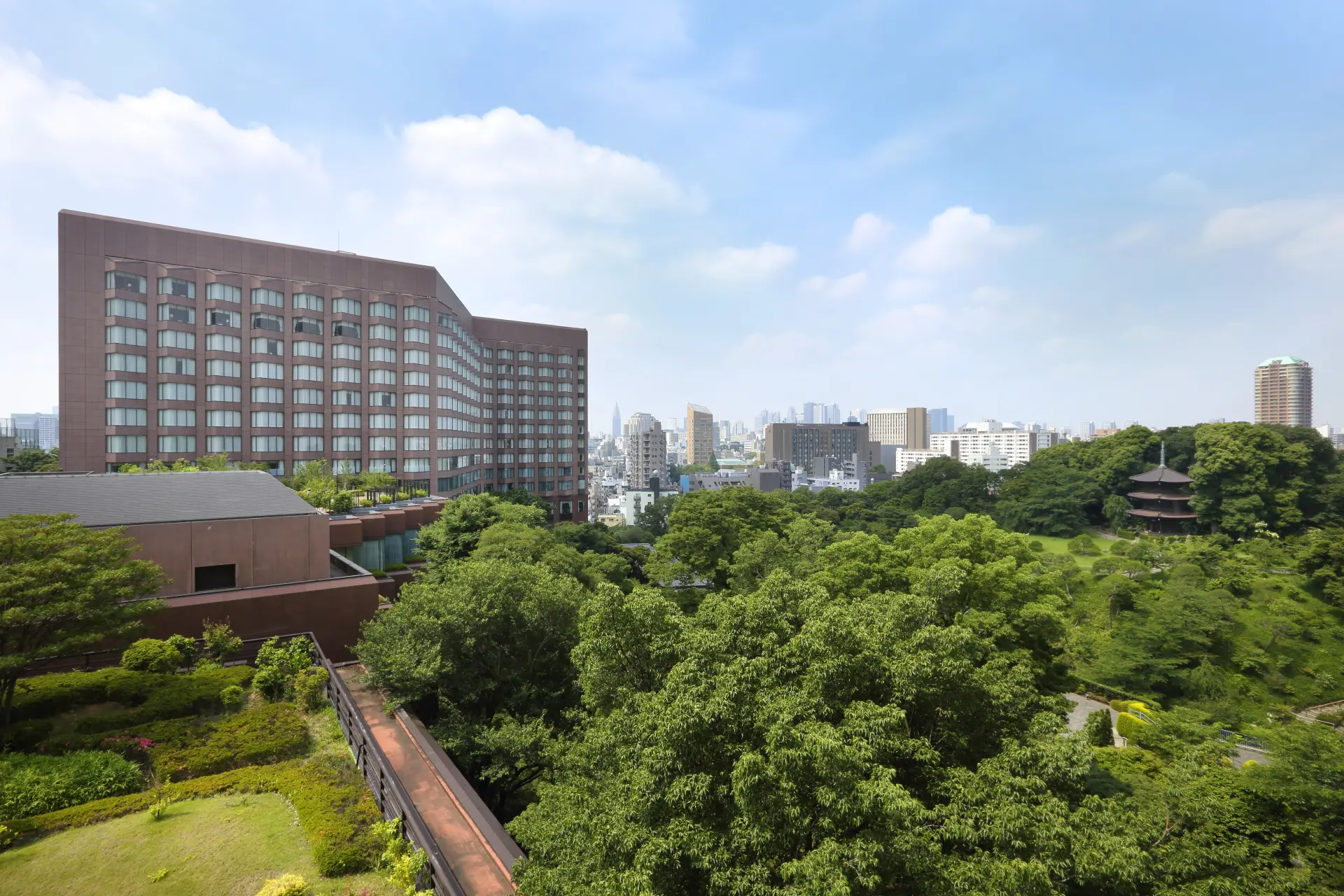 森さながらの大庭園に抱かれた名門ホテル