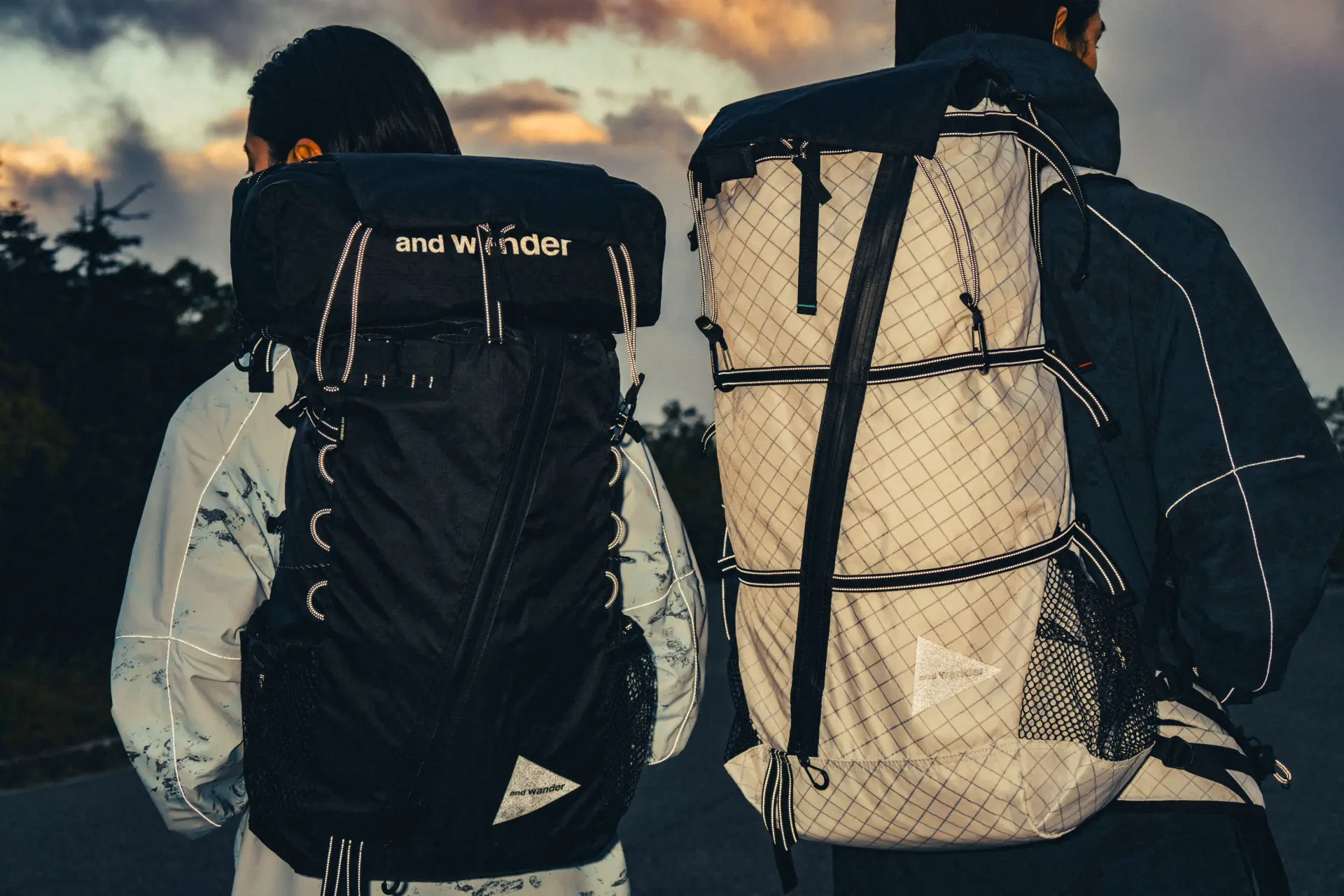 除了服飾，輕量且高強度的背包也是人氣商品