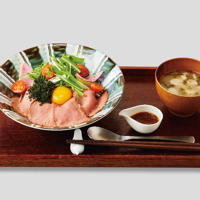 帶有山葵清香的「烤牛肉沙拉飯」