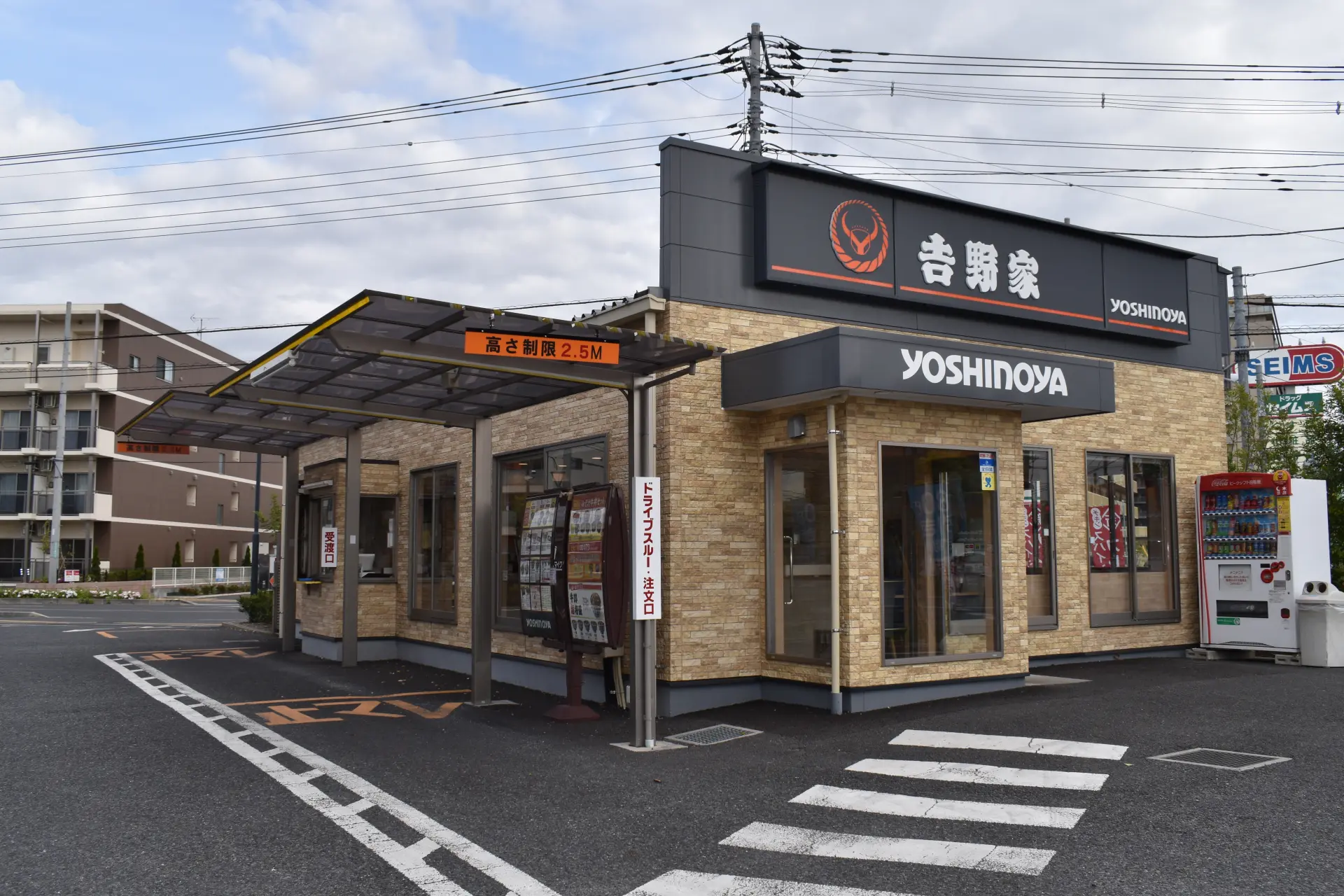 クッキング＆コンフォートスタイルの店舗は黒い看板が目印