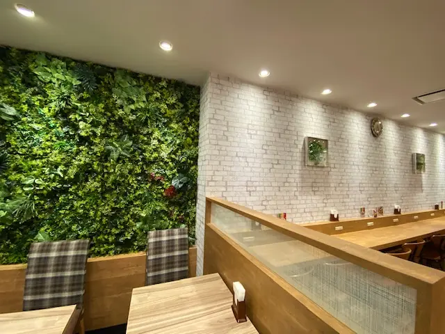 くつろいで過ごせるテーブル・ソファ席も