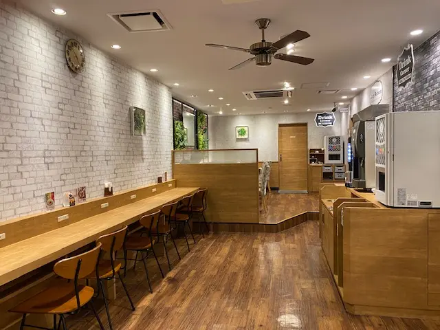 充電用コンセントがある席も備えている