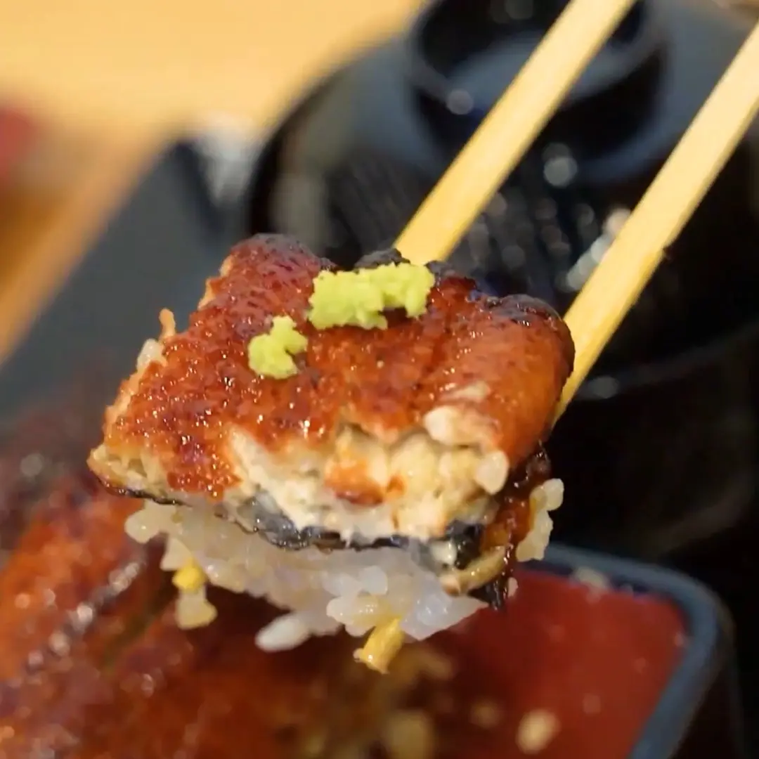 We also recommend eating it topped with wasabi.