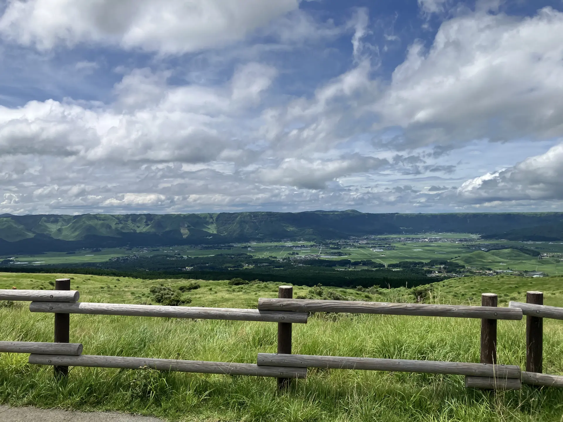 One of the unique pleasures of a bus tour is taking in Aso’s magnificent scenery from the window at a relaxed pace.