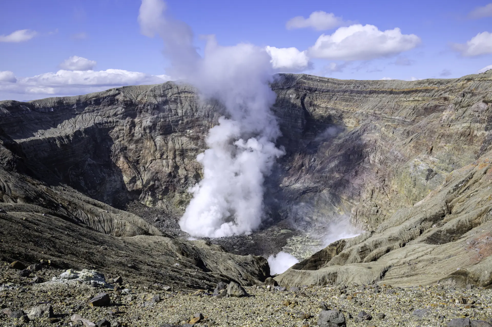 Enjoy dynamic scenery unique to Aso.
