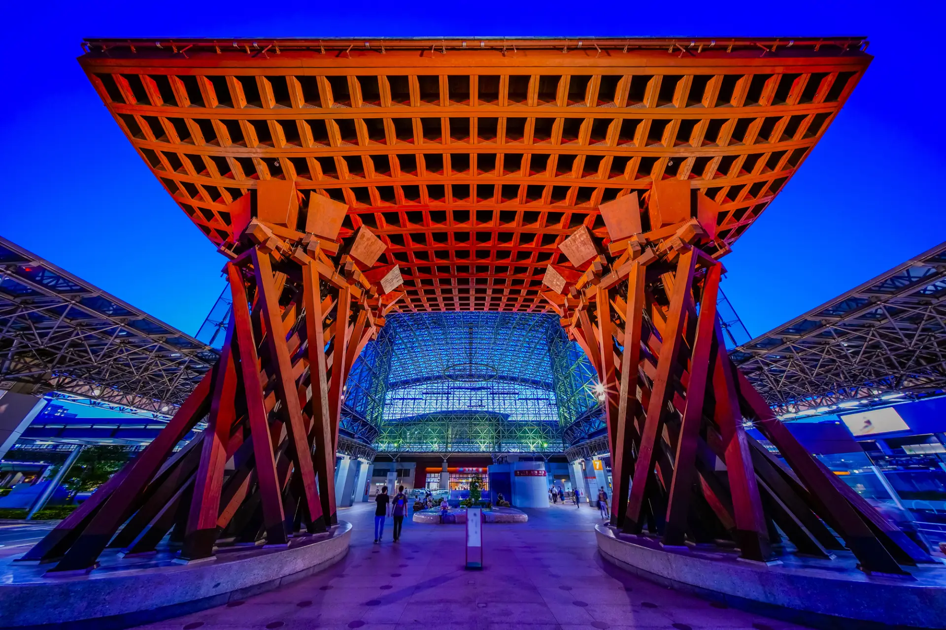 ライトアップされた高さ約13.7mの鼓門