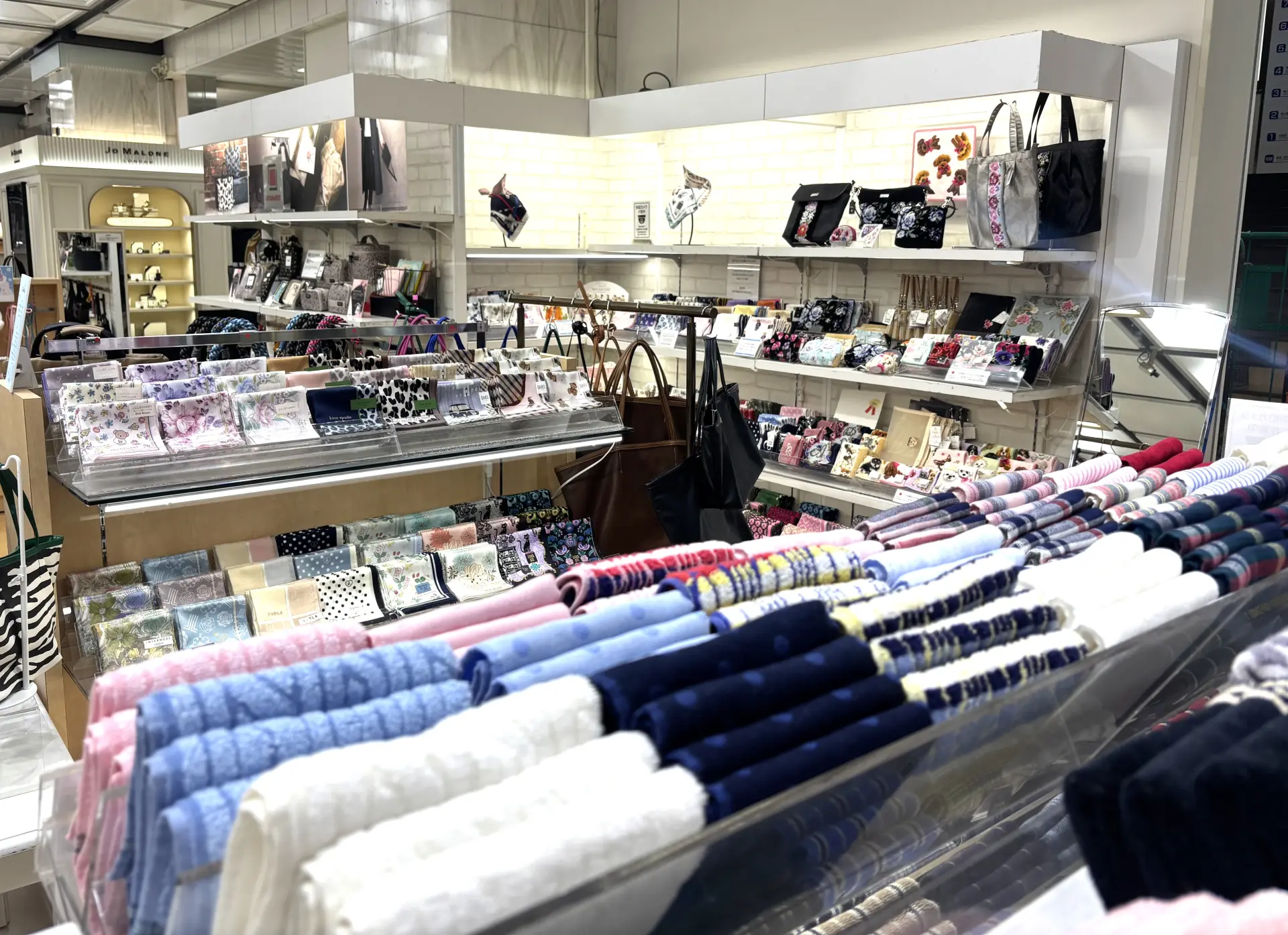 バイヤーお勧めの厳選アイテムが並ぶ婦人洋品売場