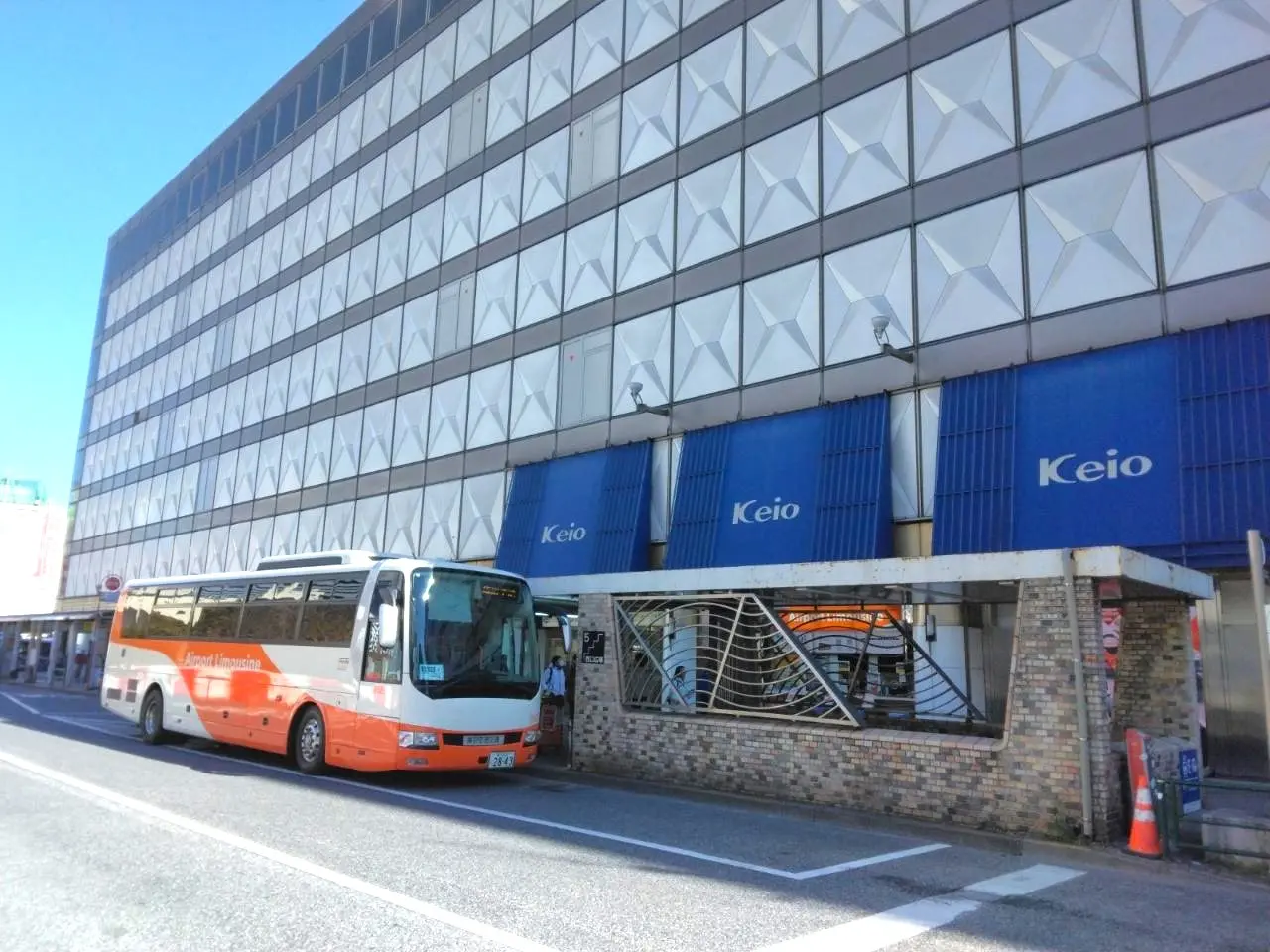 西側玄関前にあるリムジンバス発着所