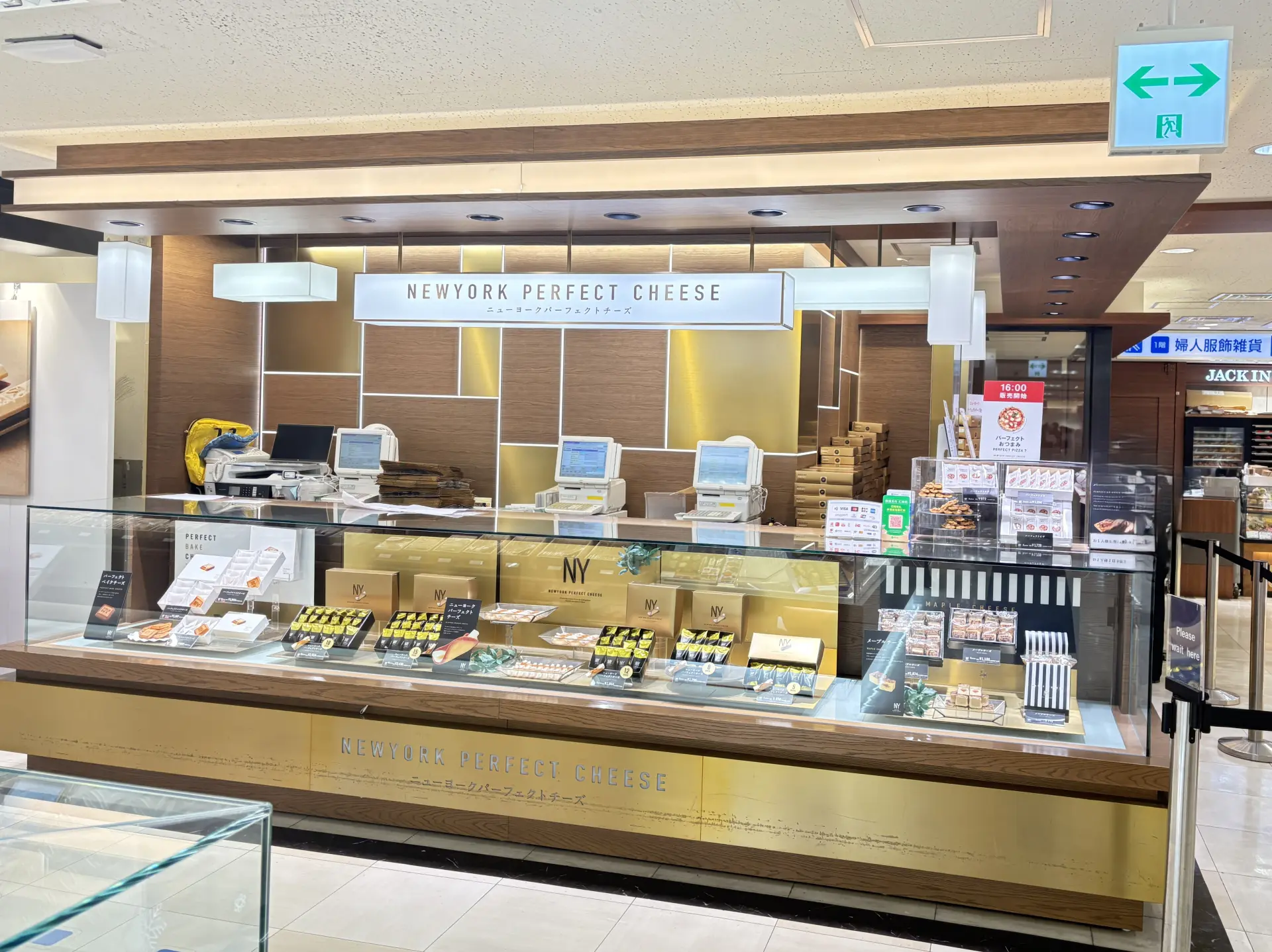 ブラウンとゴールドで統一されたシックな店舗