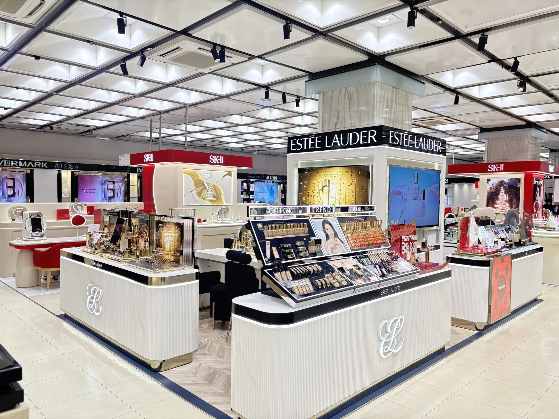 専門スタッフに相談できるコスメフロア