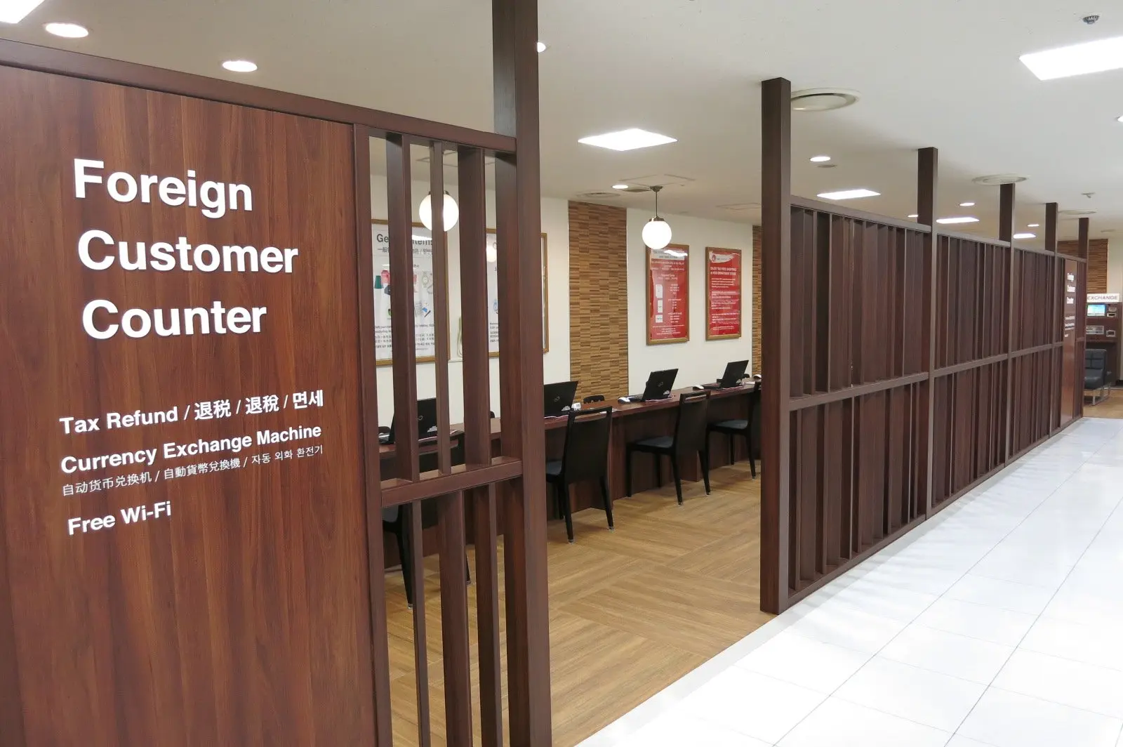 「外國旅客服務櫃檯」提供免稅服務與相關資訊諮詢