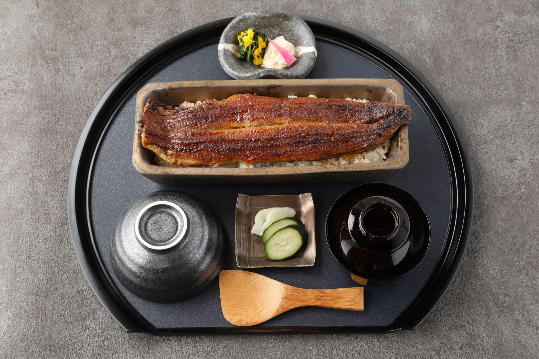 「鰻魚四代目菊川 名物整尾鰻魚丼」 能奢侈享用整尾鰻魚