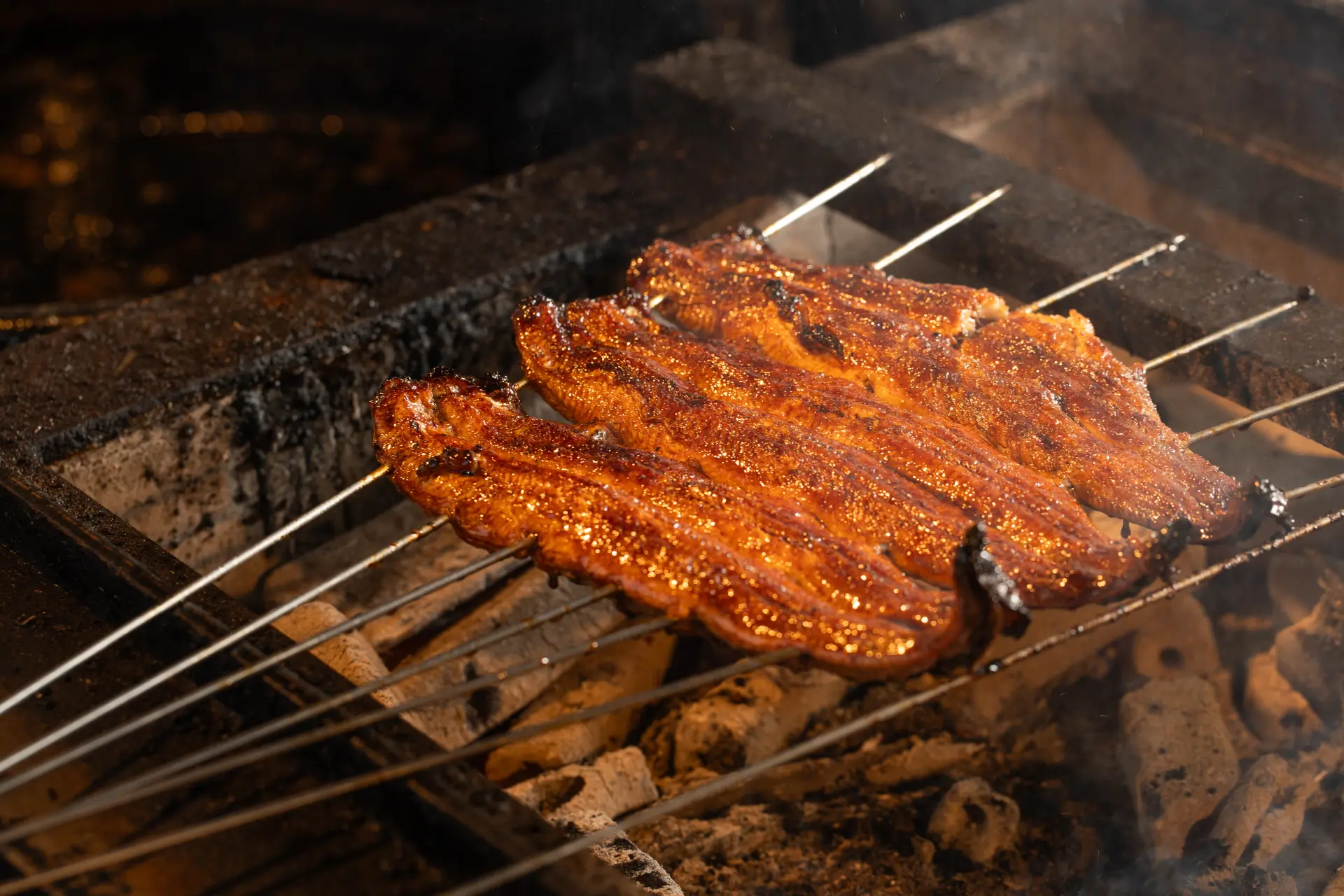 Watching their skilled craftsmanship that concentrates the eel’s umami is a highlight.