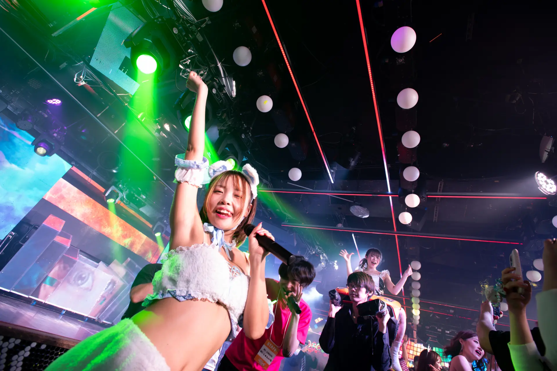 使用超过400盏灯光打造的华丽舞台