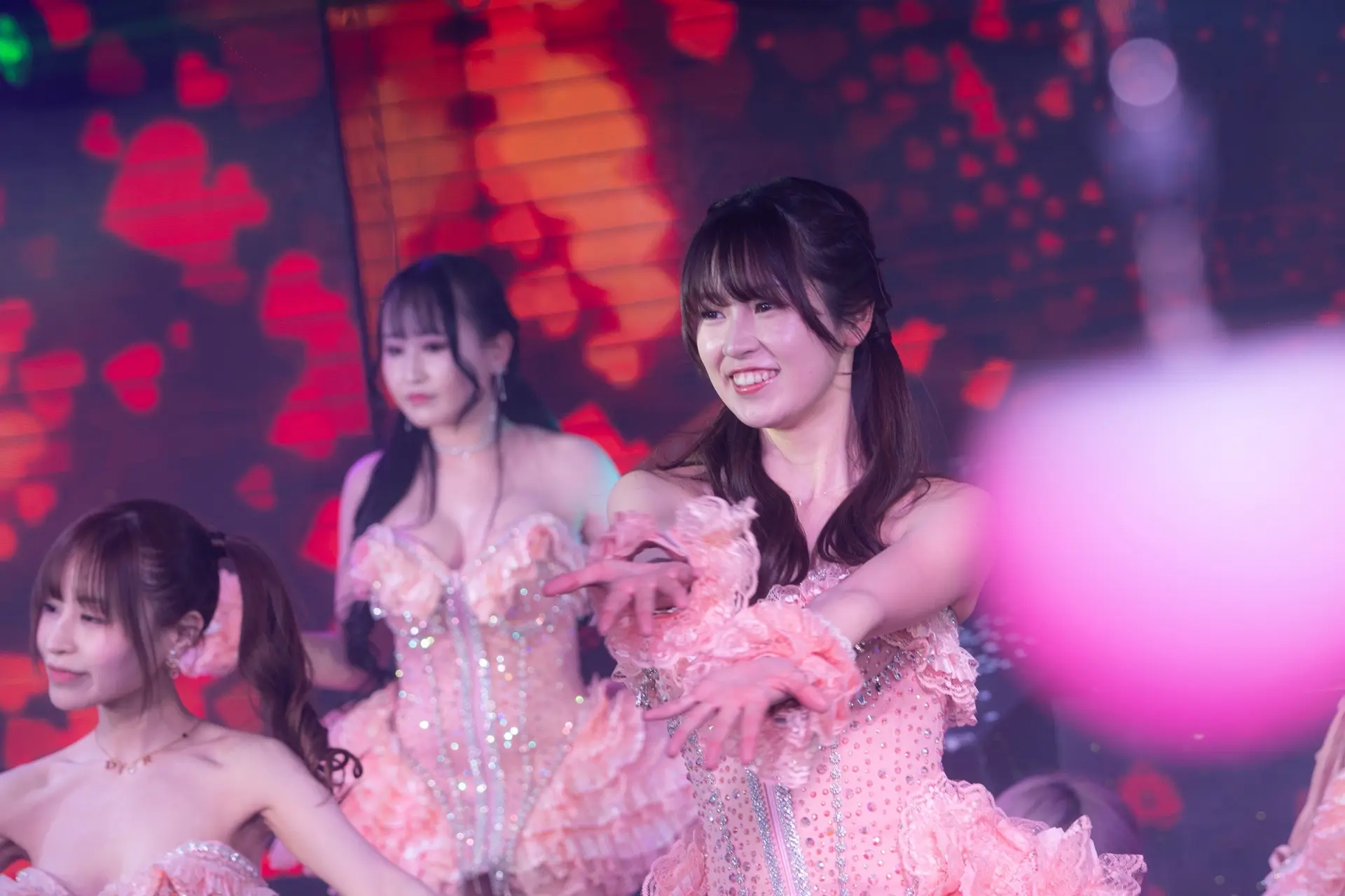 宛如偶像般可爱的服装与编舞超吸睛