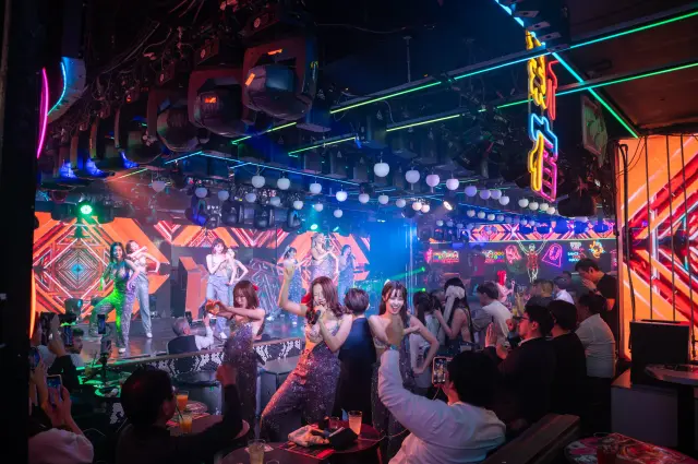 舞者們在觀眾面前熱力演出